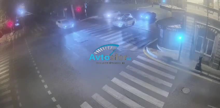 Svetoforun qırmızı işığında keçib