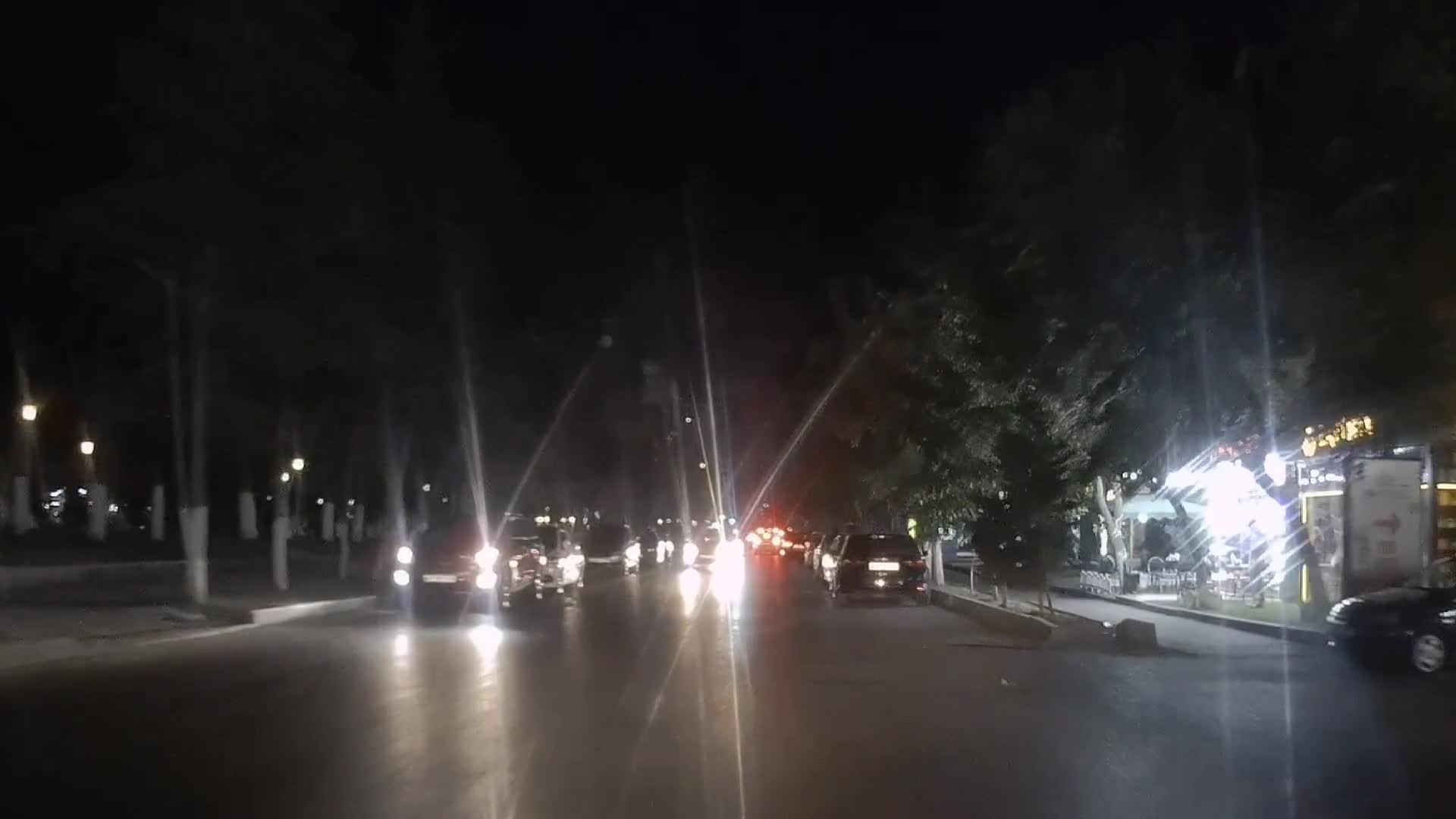 Maşının arxası zolağı kəsdi, gediş-gəlişə mane oldu
