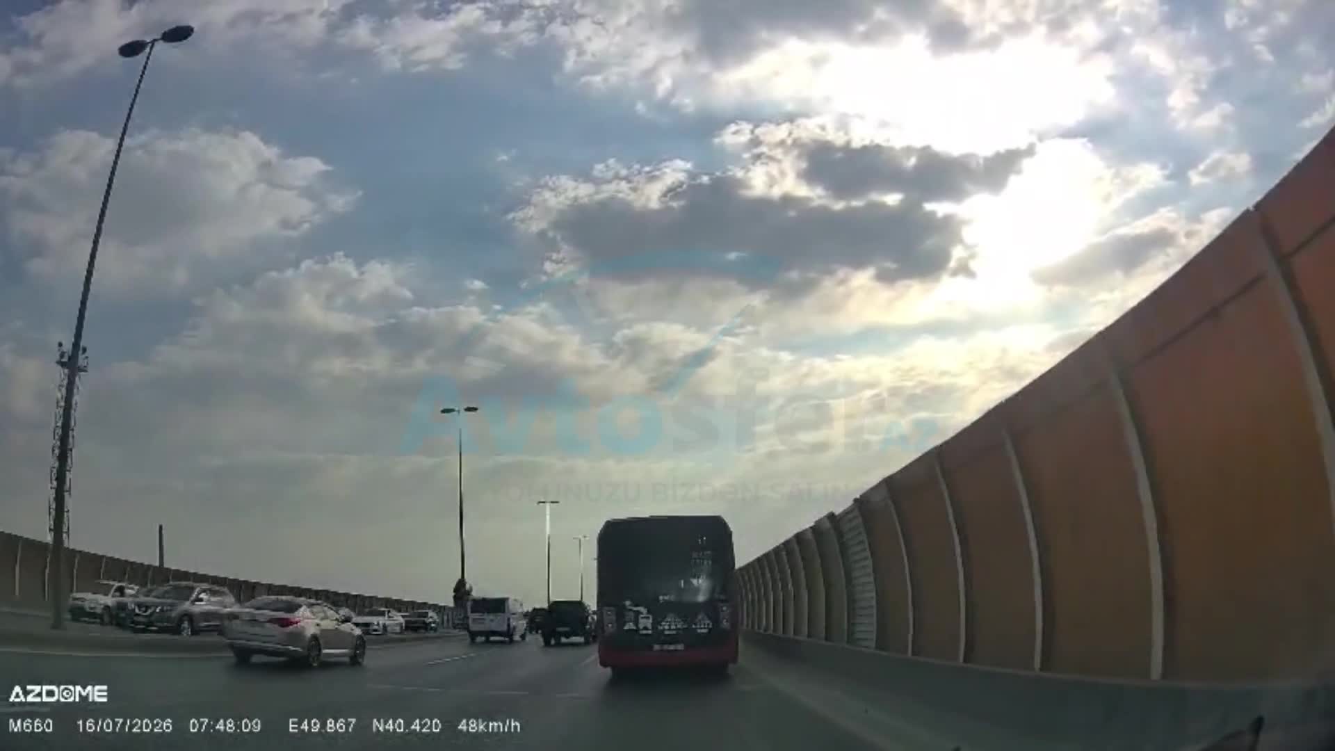 Skuter sürücüsü qarşıdan gələnlərə qorxulu anlar yaşatdı