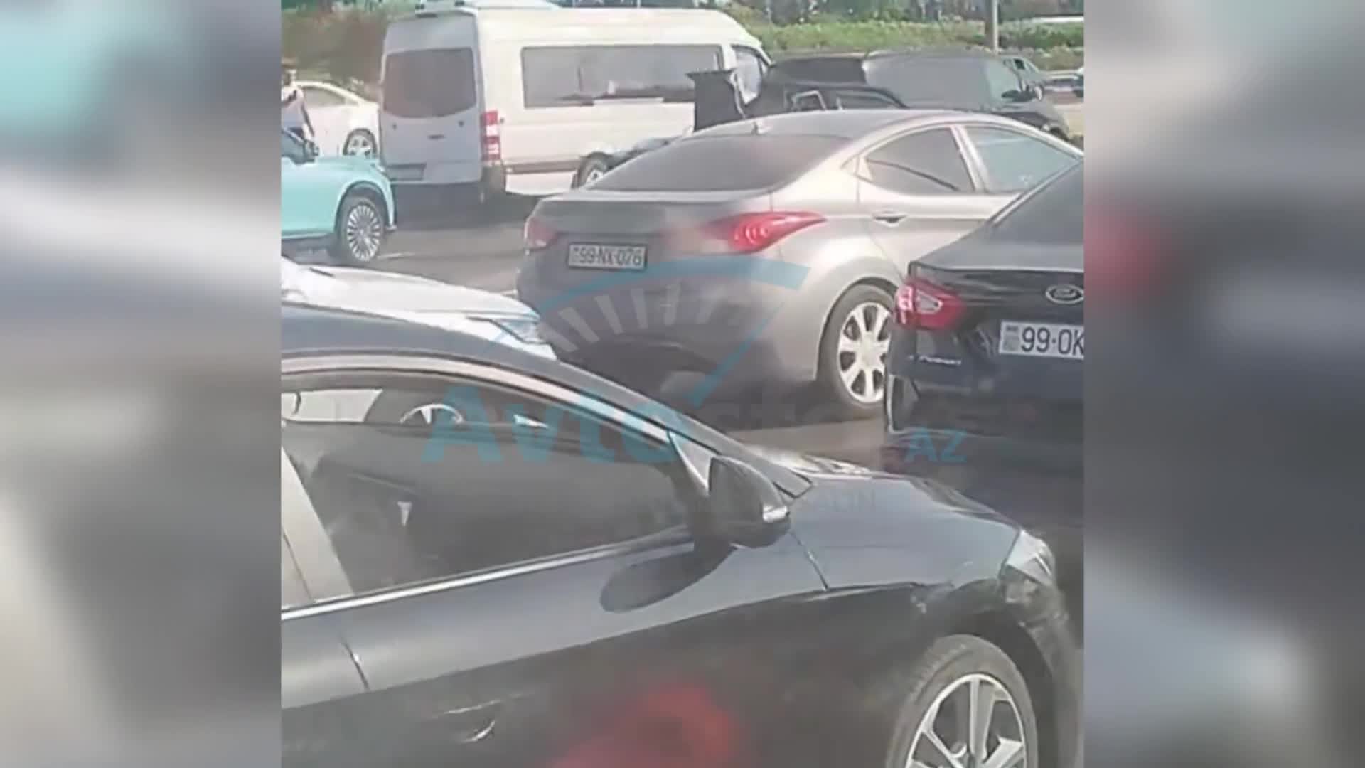 Bakıda avtobusla toqquşan “Mercedes”in arxası “yoxa çıxdı”
