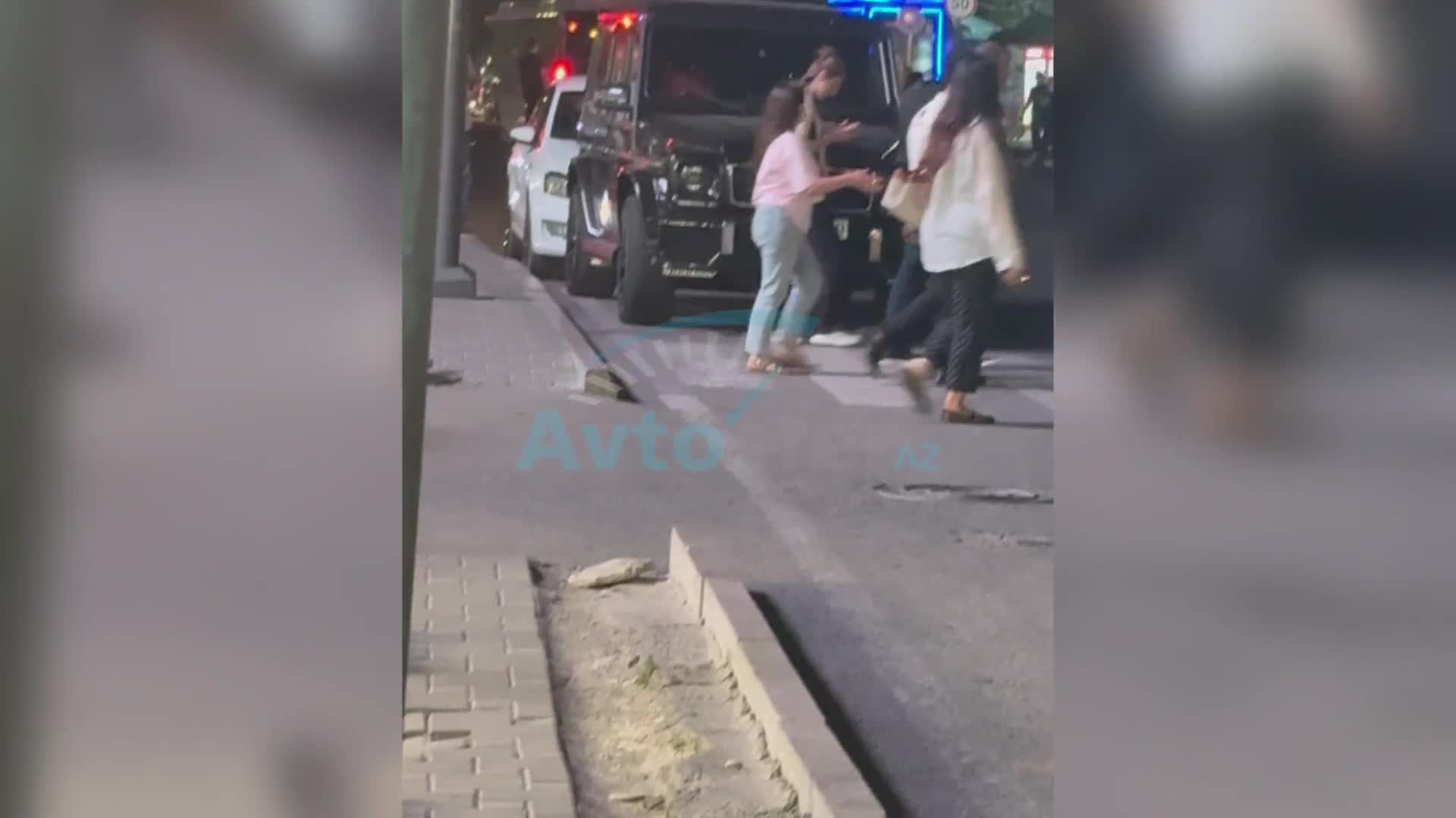 “Gelandewagen”i yolayrıcında və keçidin yaxınlığında saxladı