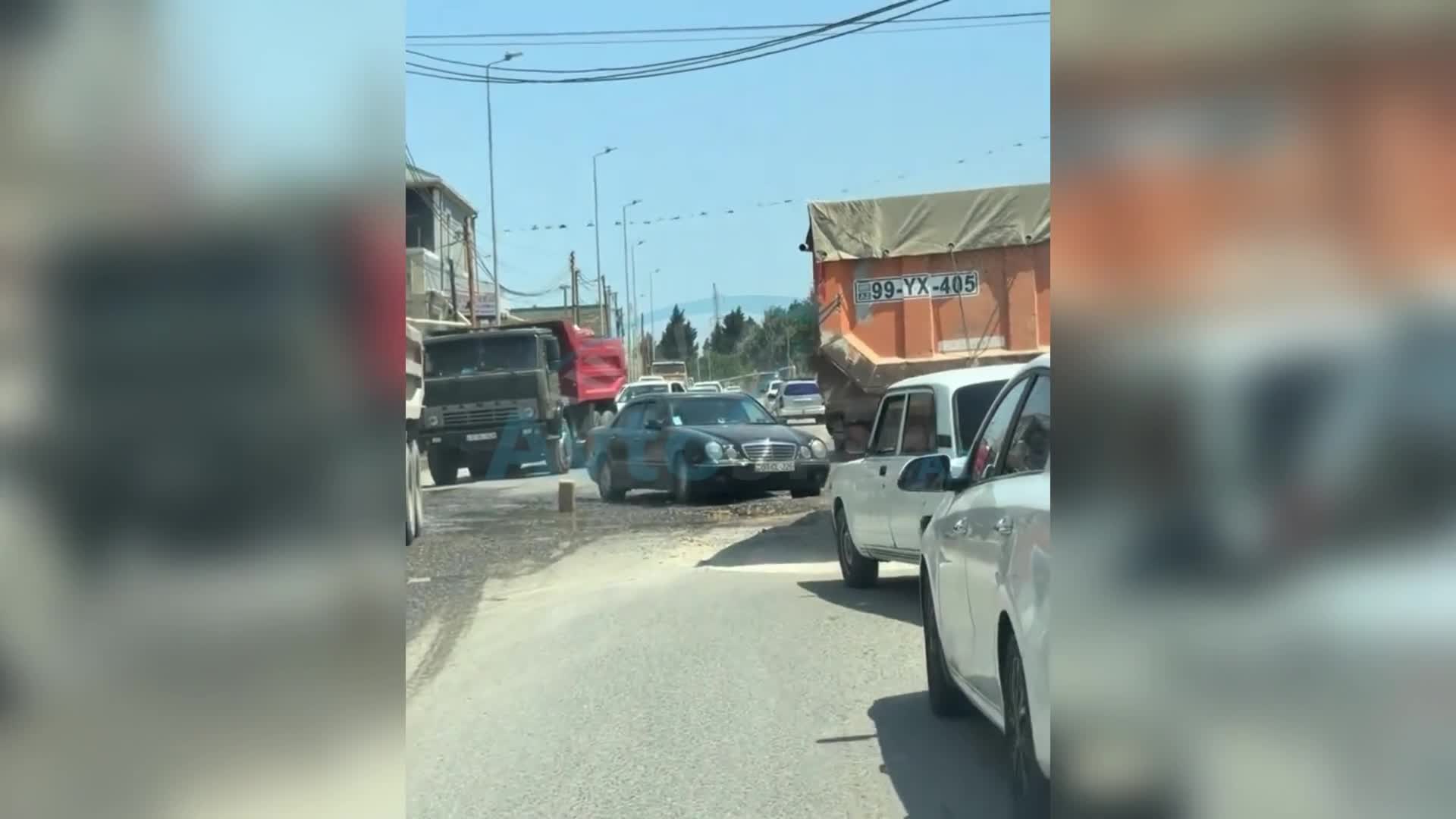 Hökməli-Qobu yolunda çuxurlar daşla nişanlanıb