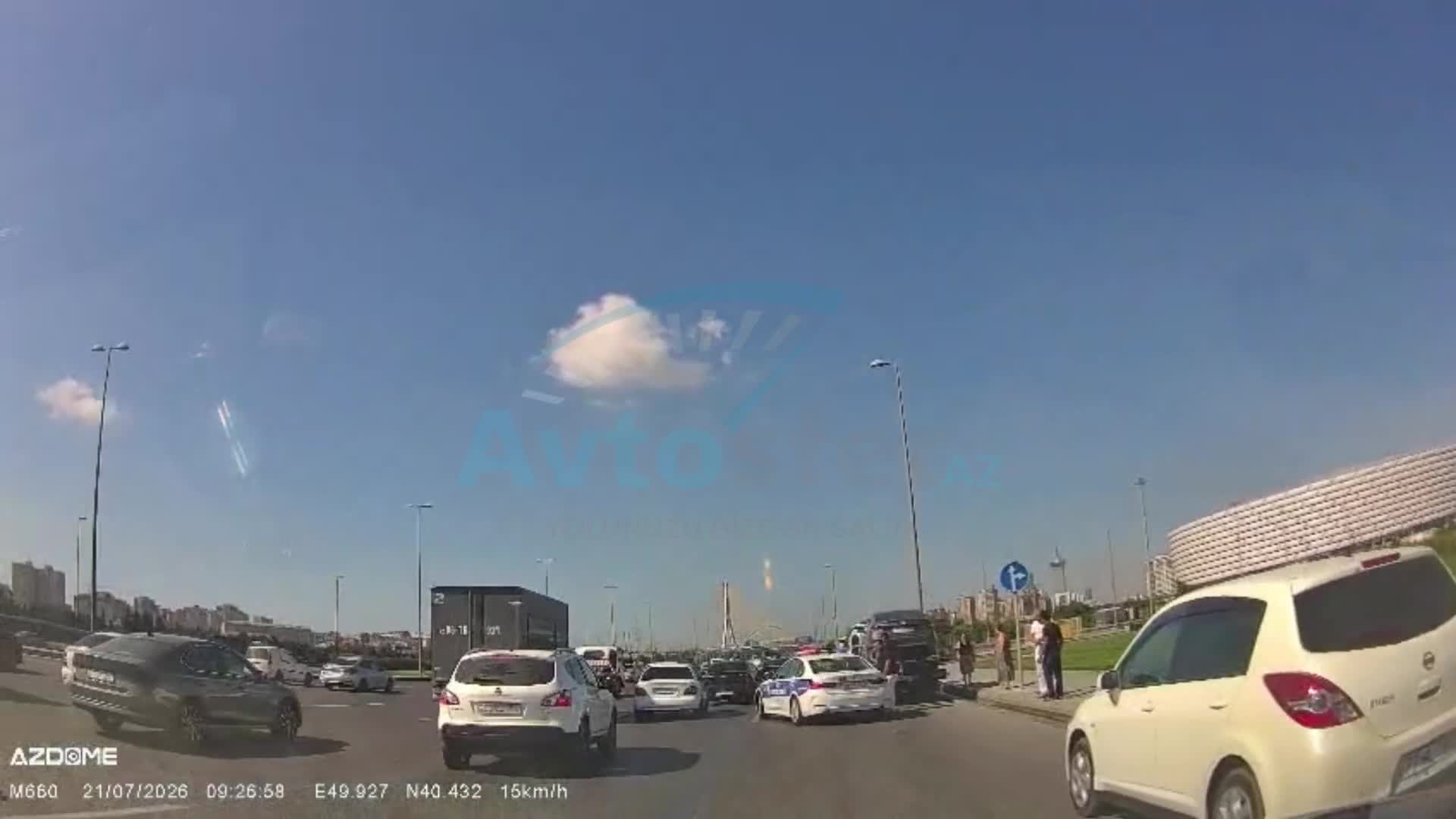 Prospektdə “Hyundai” “Mercedes”ə çırpıldı