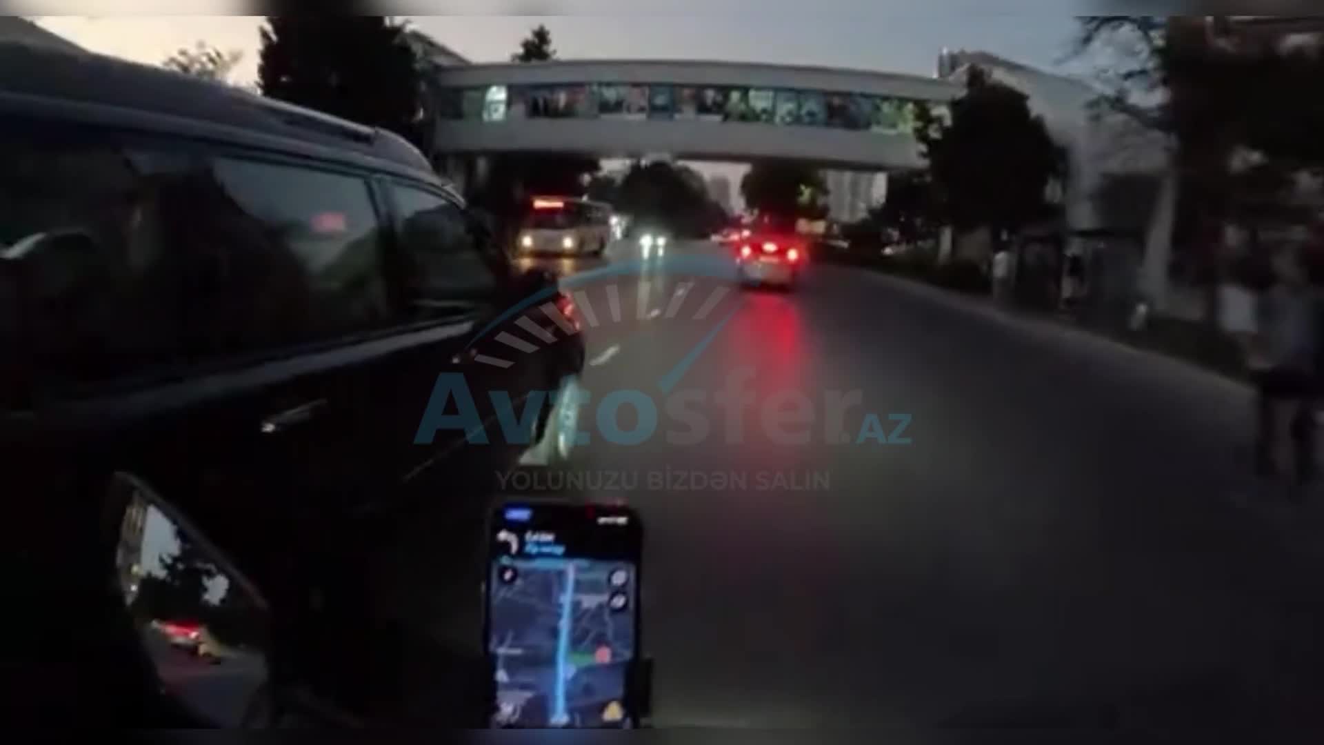 Motosikletçini sıxışdıran sürücü qəza təhlükəsi yaratdı