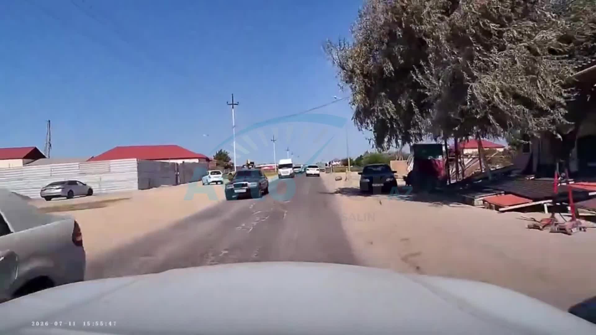 Sürücü və sərnişin növbə ilə yolu zibillədi 