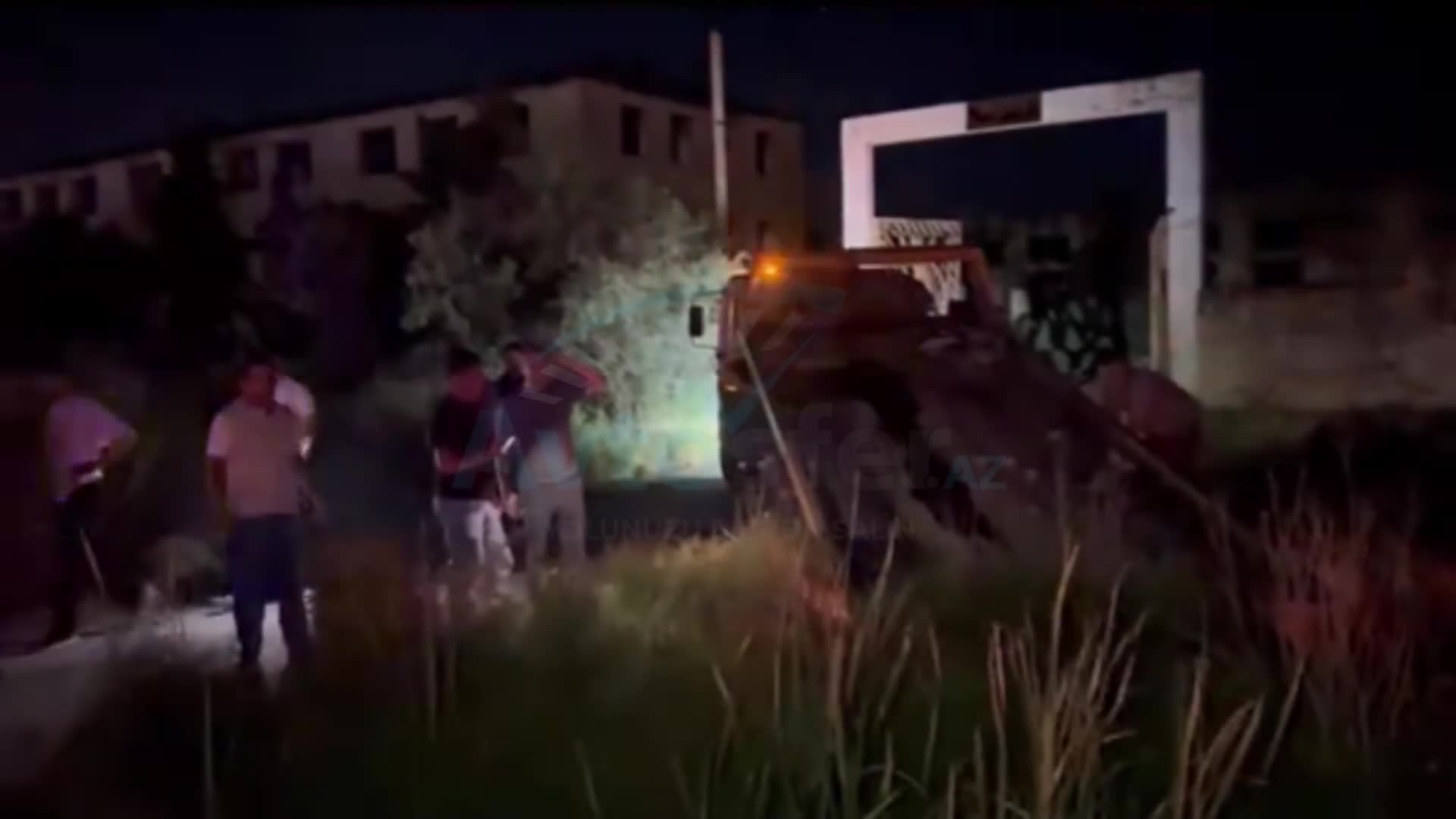 İdarəetmədən çıxan “Mercedes” su kanalına düşdü