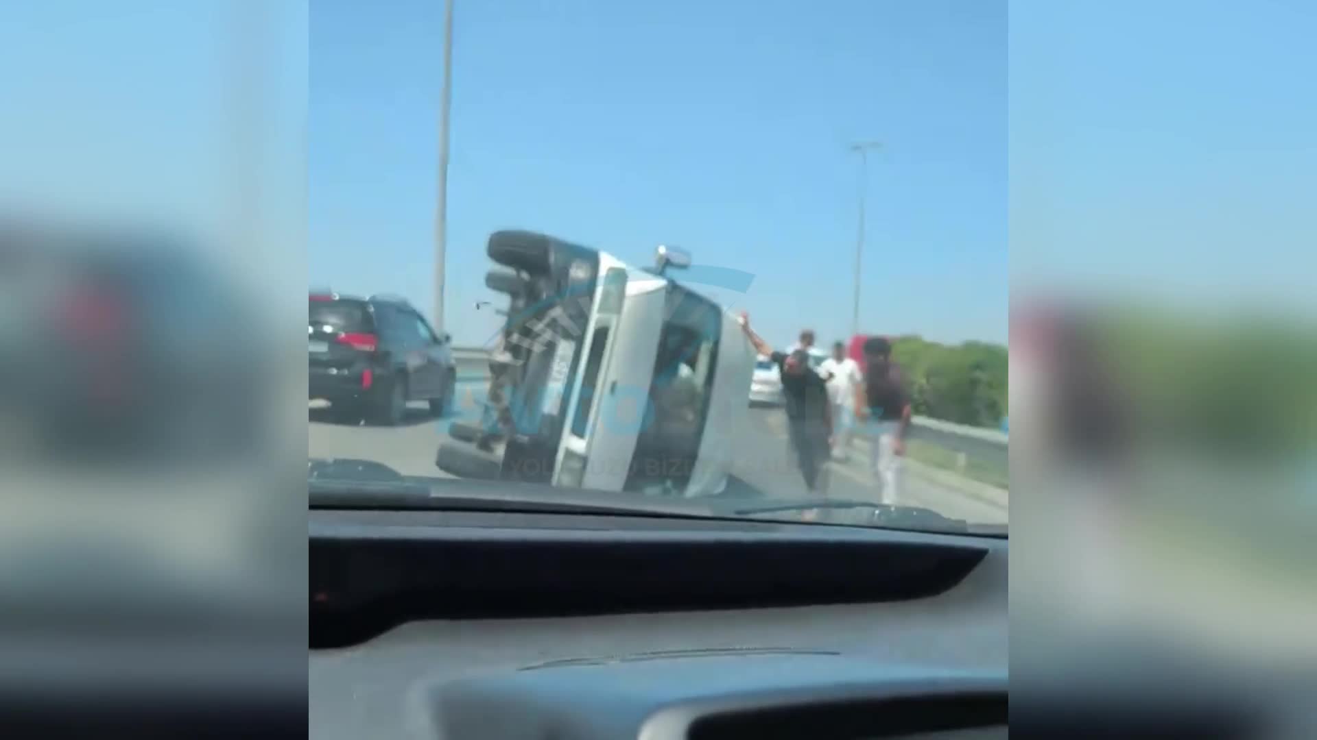 Binədə döngəyə yüksək sürətlə girən yük maşını aşdı
