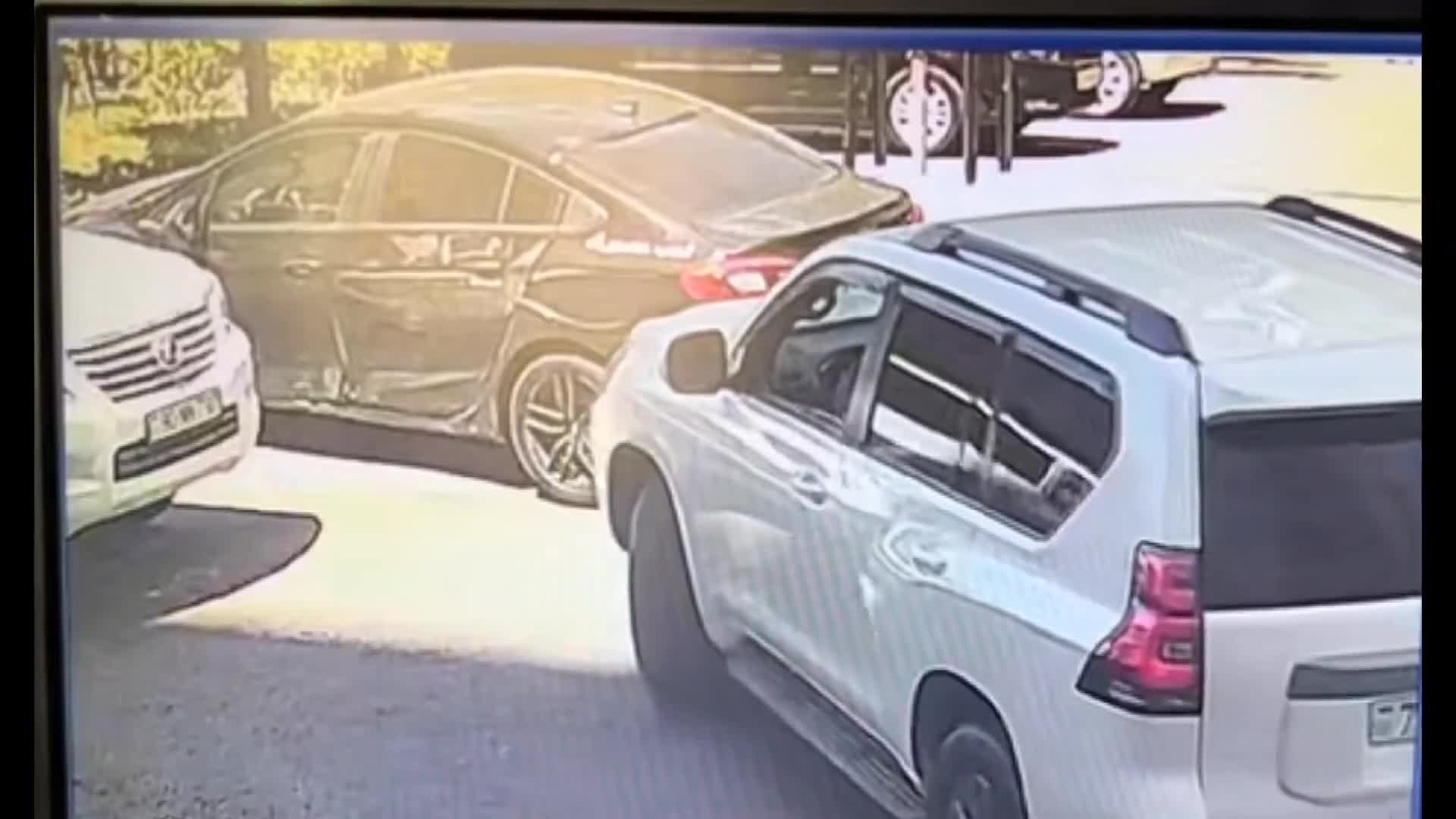 Düzgün dönə bilməyən sürücü dayanmış maşını vurdu