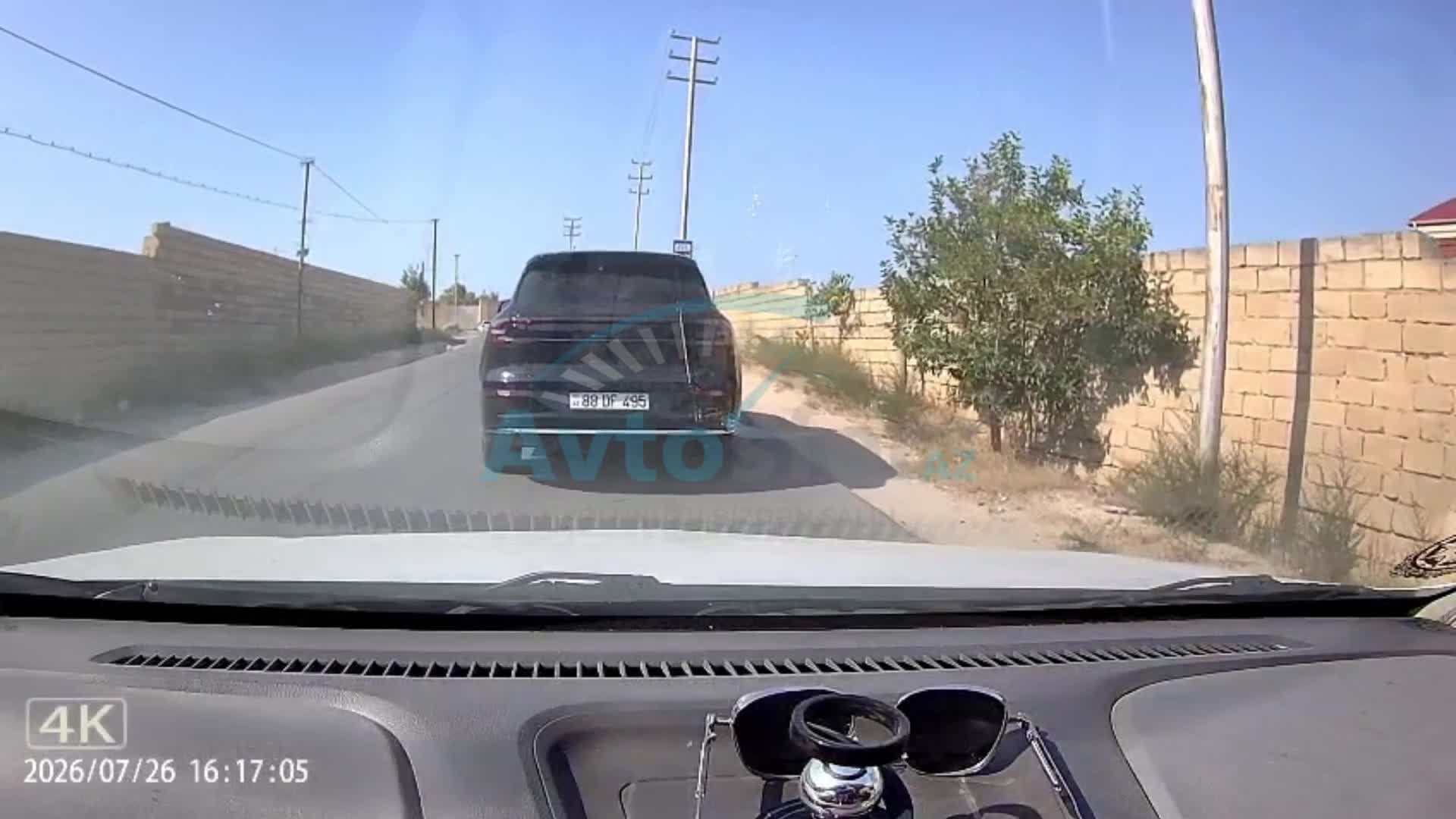 Ard-arda təhlükəli ötmə edən sürücü 