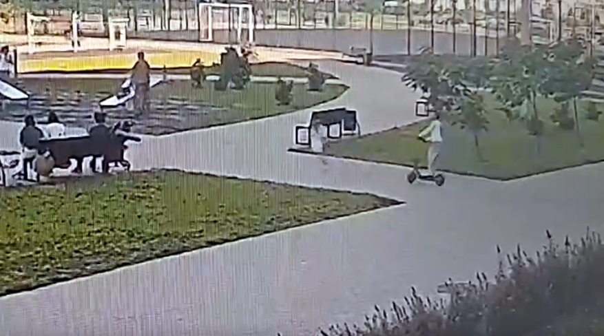 Skuter sürən məktəbli balaca qızı vuraraq qaçdı