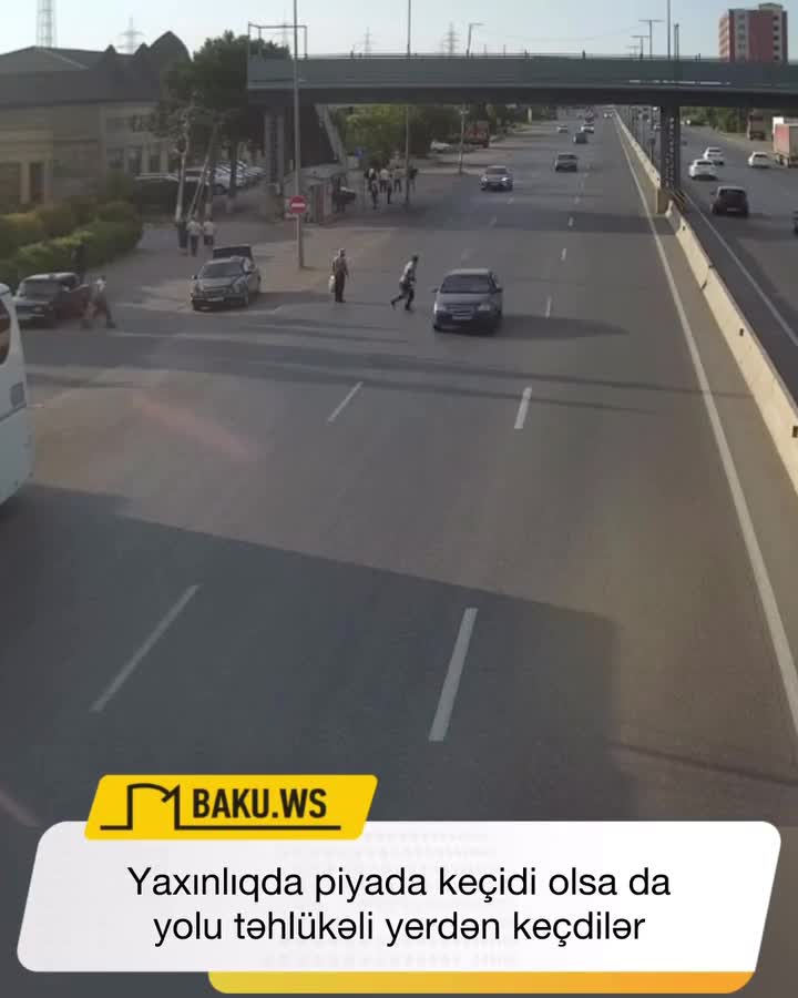 Yaxınlıqda piyada keçidi olsa da yolu təhlükəli yerdən keçdilər