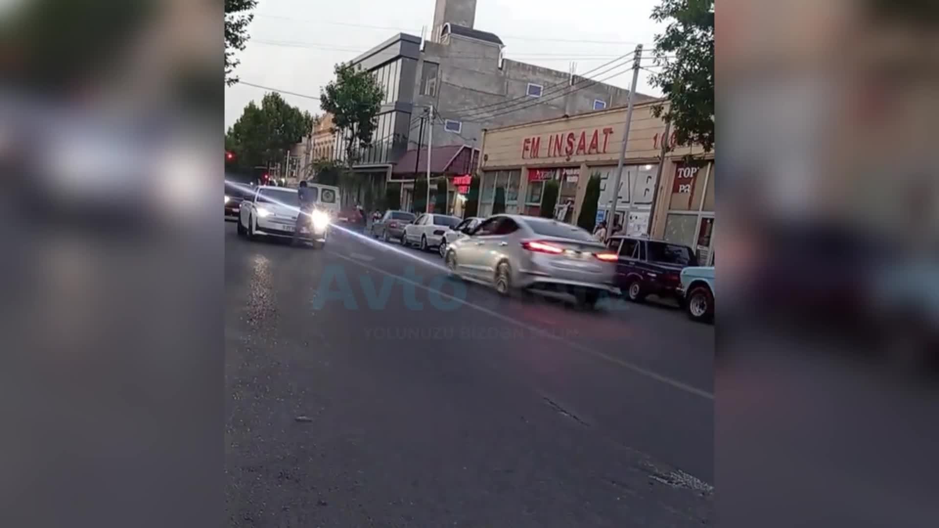 Ağcabədidə yolun ortasında təhlükəli anlar