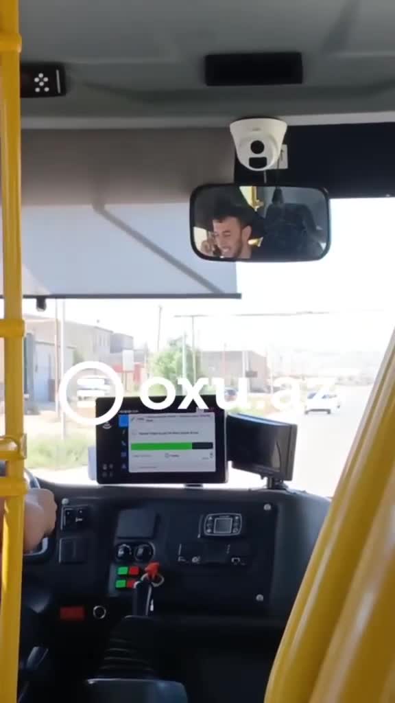sükan arxasında telefondan istifadə etməsi NARAZILIĞA SƏBƏB OLDU