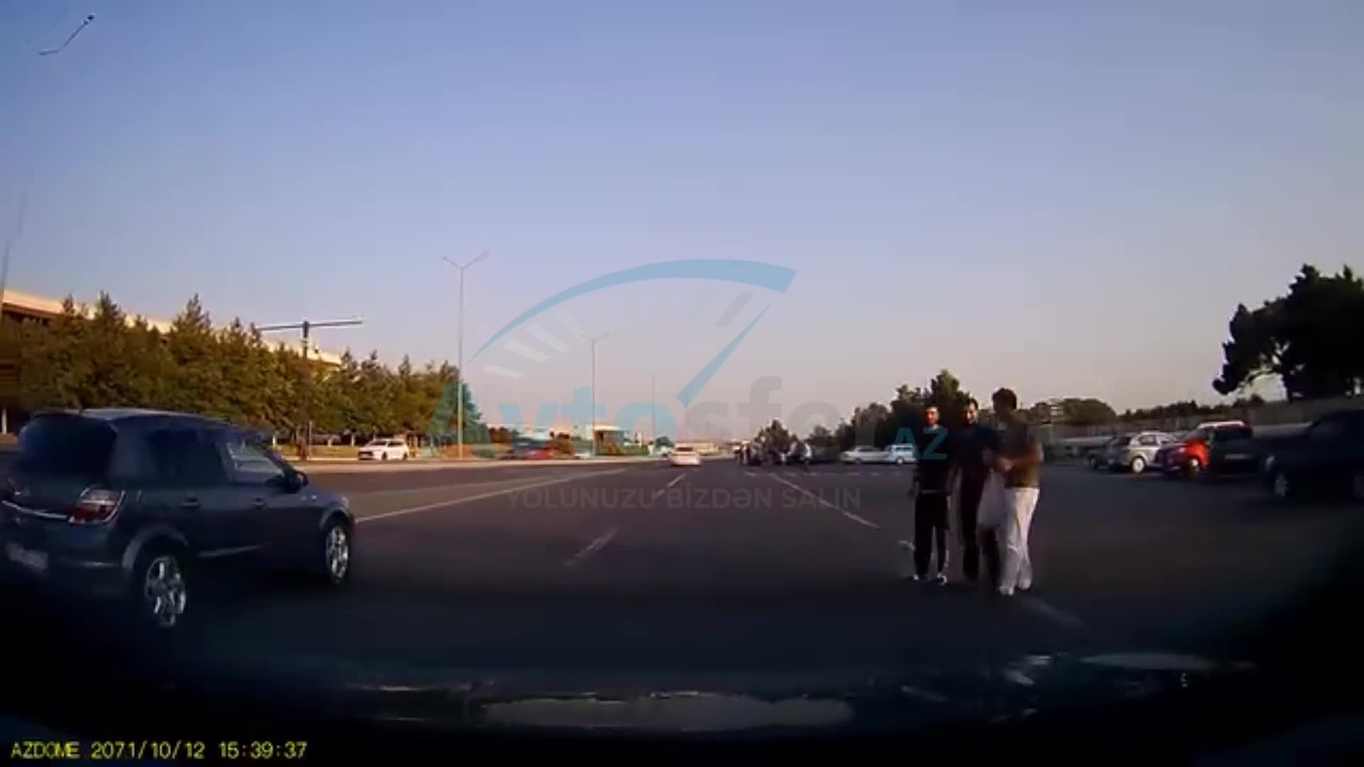 Yolun ortasında dayanıb sürücünün yolunu kəsdilər