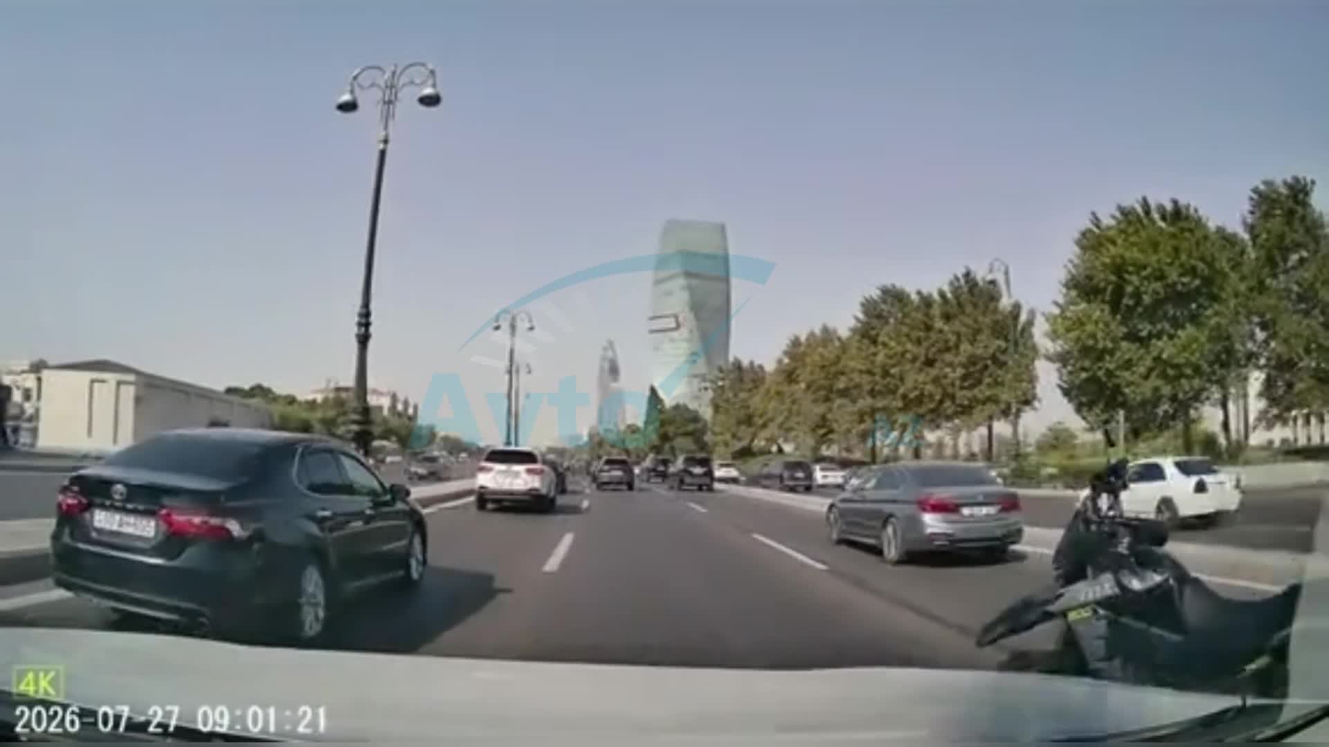 Sürücü motosikleti orta zolaqda qoyub getdi
