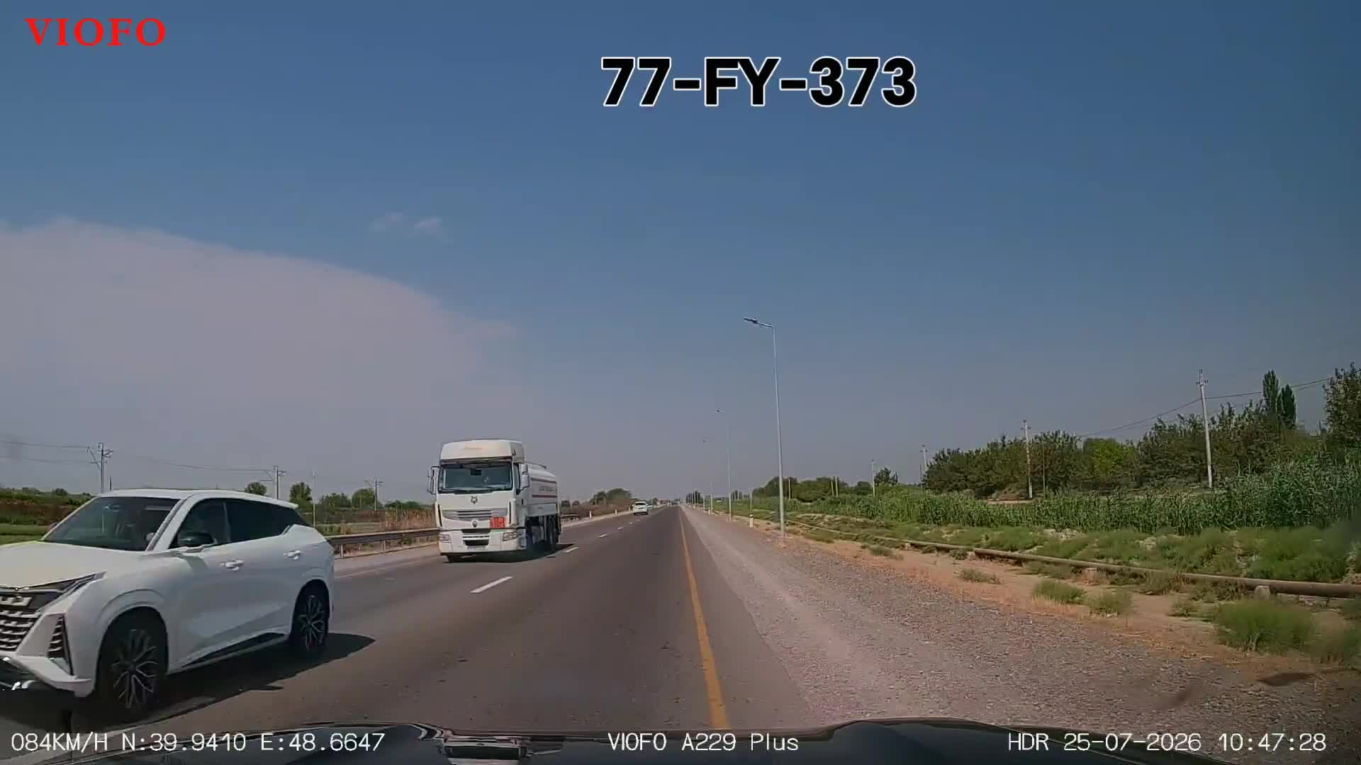 Əks yolda ötmə edən sürücü qarşıdan gələn maşına təhlükə yaratdı