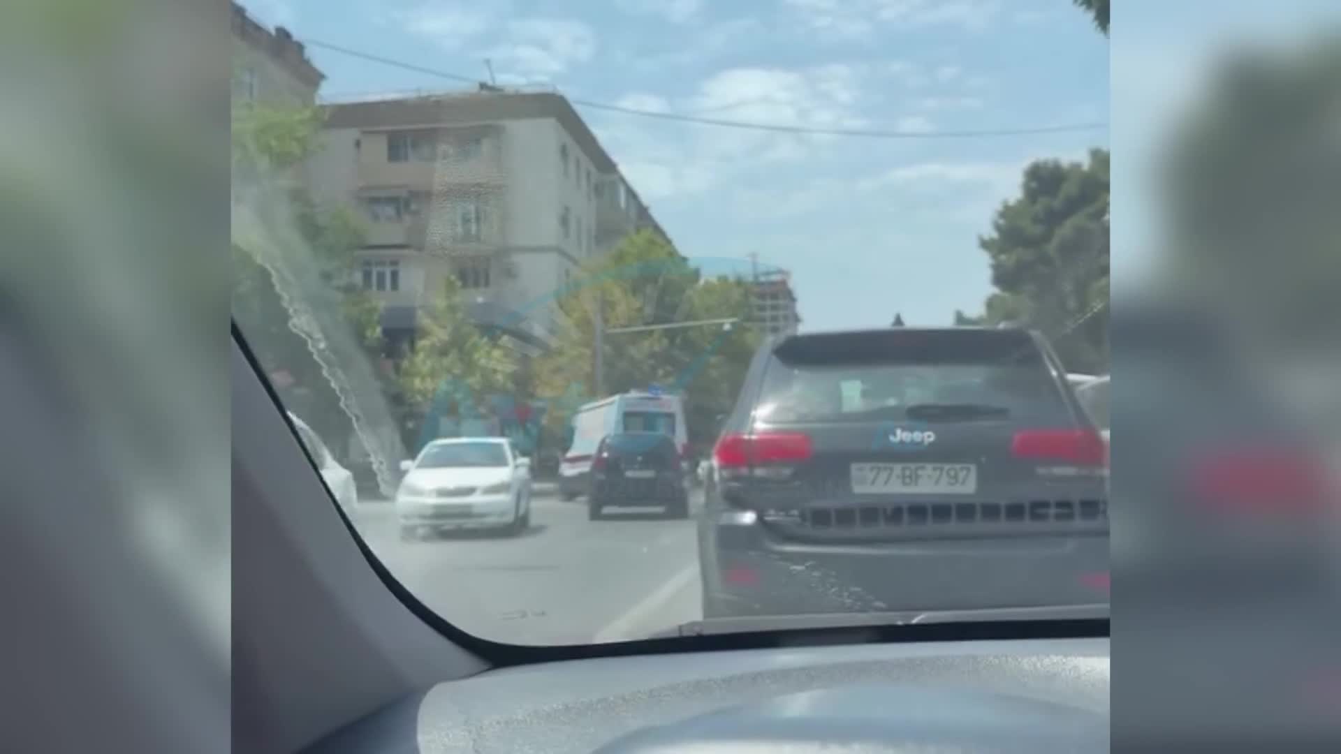 Bakıda sürücü təcili yardımın arxasına sığınıb qaydaları pozdu 