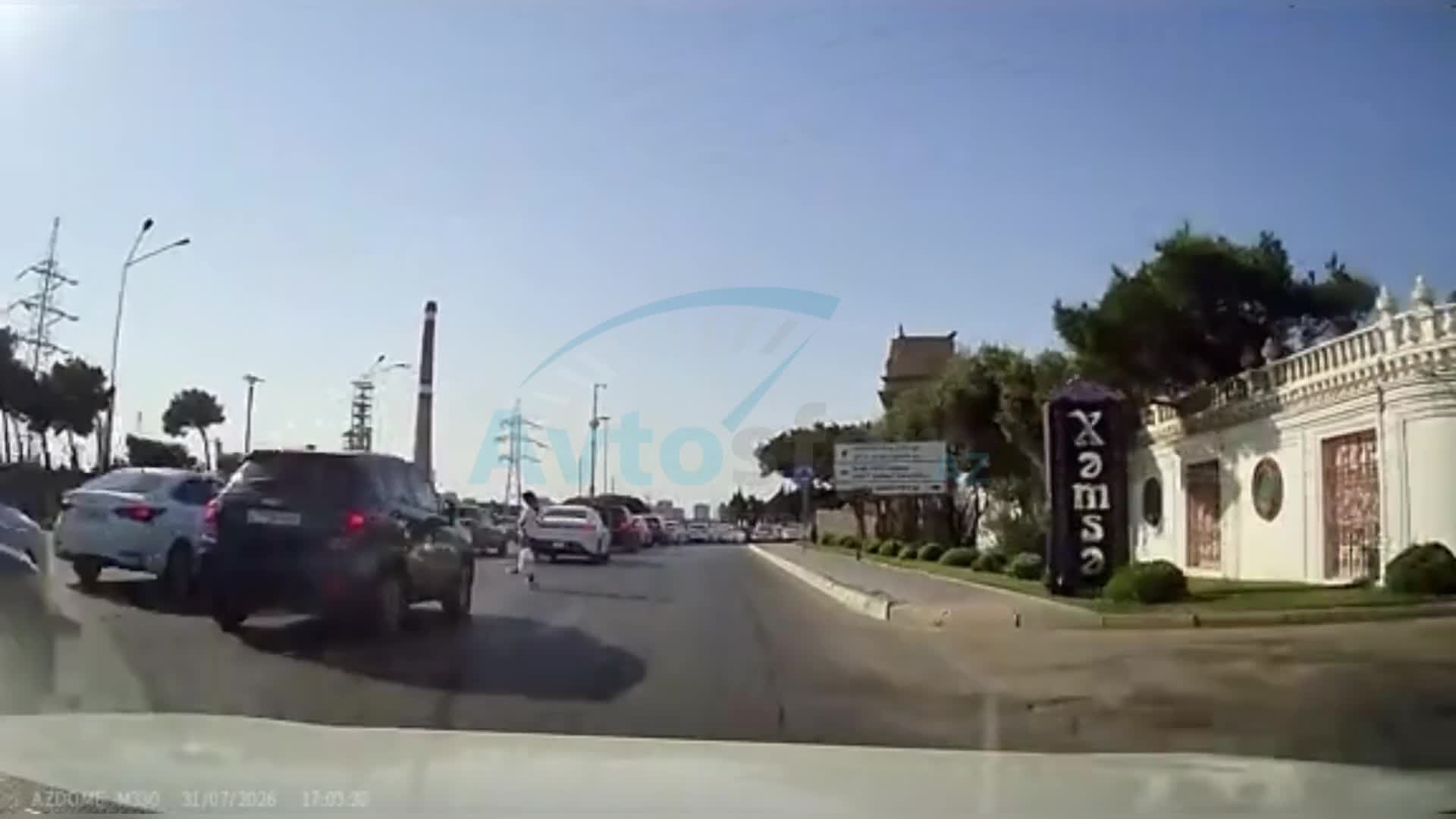 Maşınların arasından qaçan qadın qəzadan son anda qurtuldu 