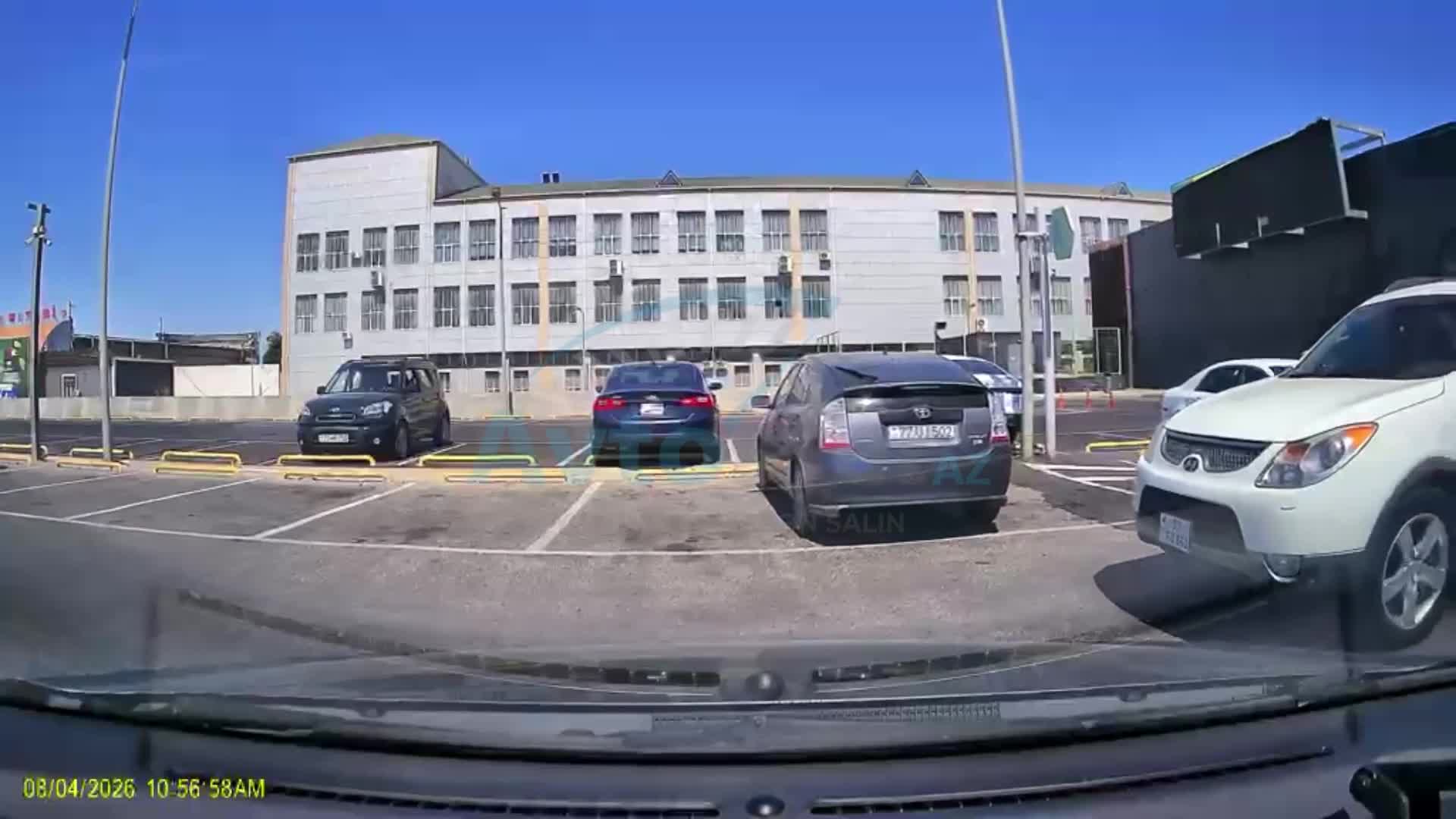 Xanım sürücü ilə xanım təlimçi parkinqdə mübahisə etdi 
