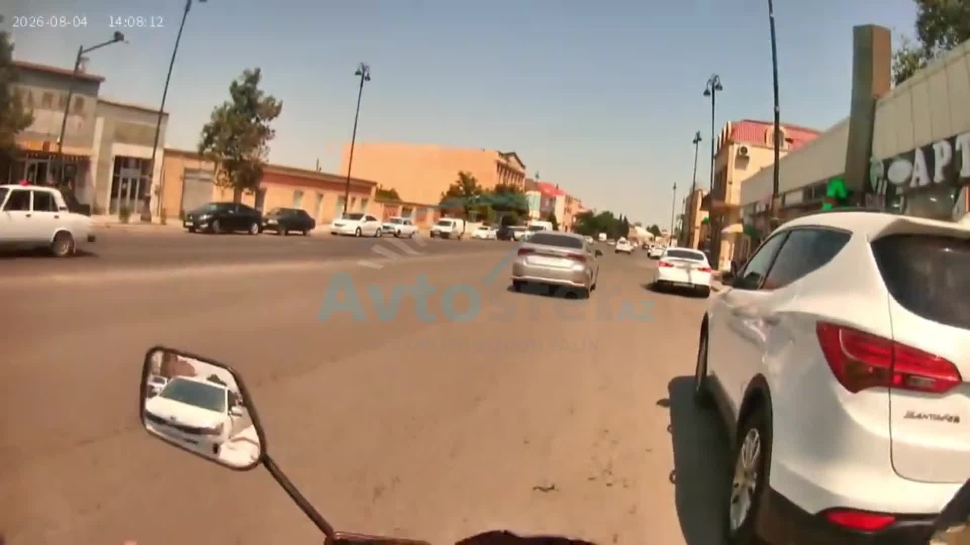 Təhlükəli manevr edən sürücü motosikletçiyə qəza şəraiti yaratdı