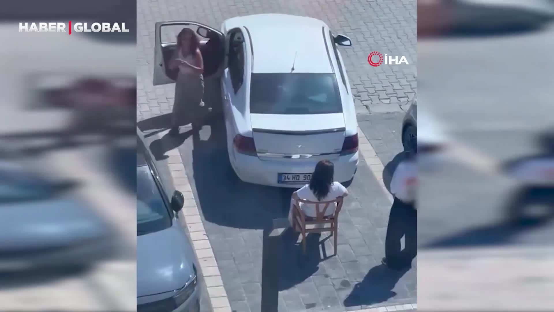 Qadın stulda oturub avtomobilə mane oldu
