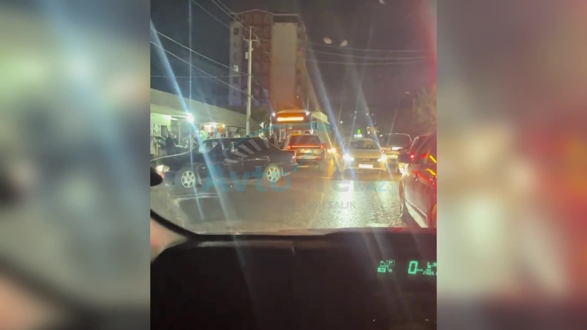 Qəzaya səbəb olan qadın avtobus sürücüsü ilə mübahisə etdi