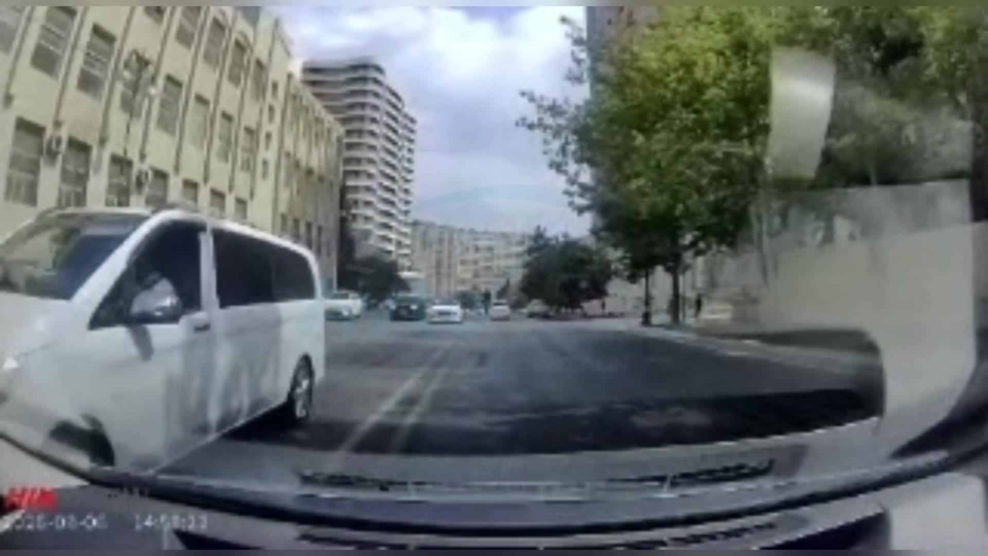Skuterlə necə gəldi yola çıxan gənc az qala asfalta yıxılacaqdı