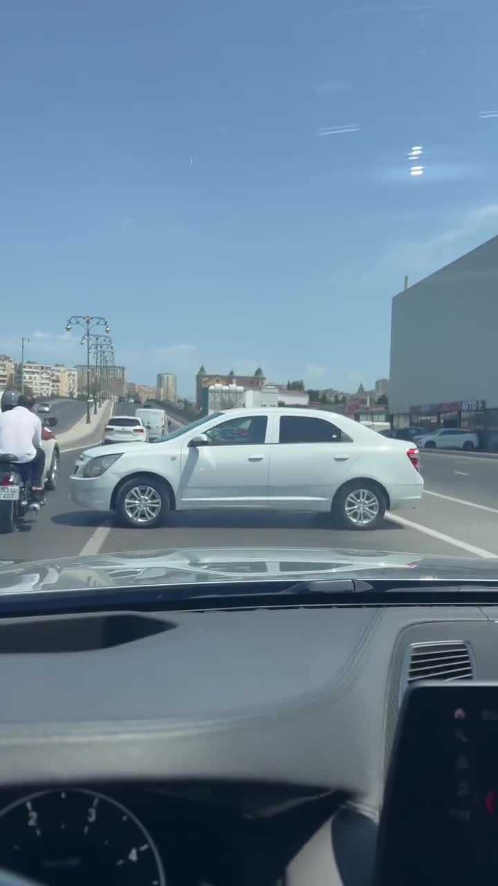 Bakıda maşını yolun ortasına park etdib getdilər