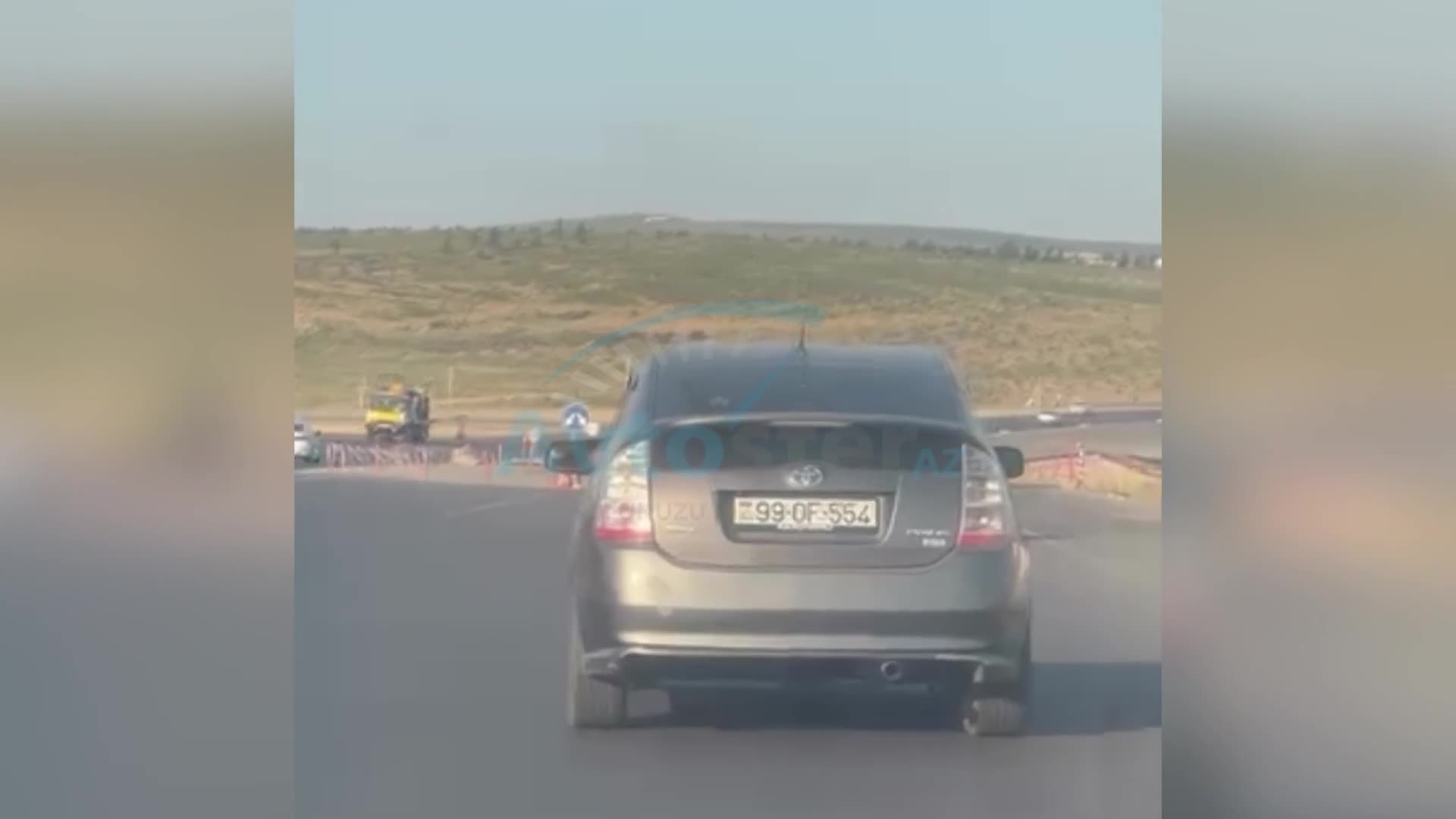 Sükan arxasında tum çırtlayıb qabıqlarını yola atdı 