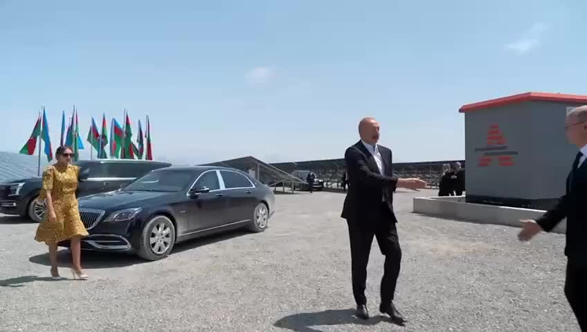 Prezident Naxçıvanda günəş elektrik stansiyalarına baxıb