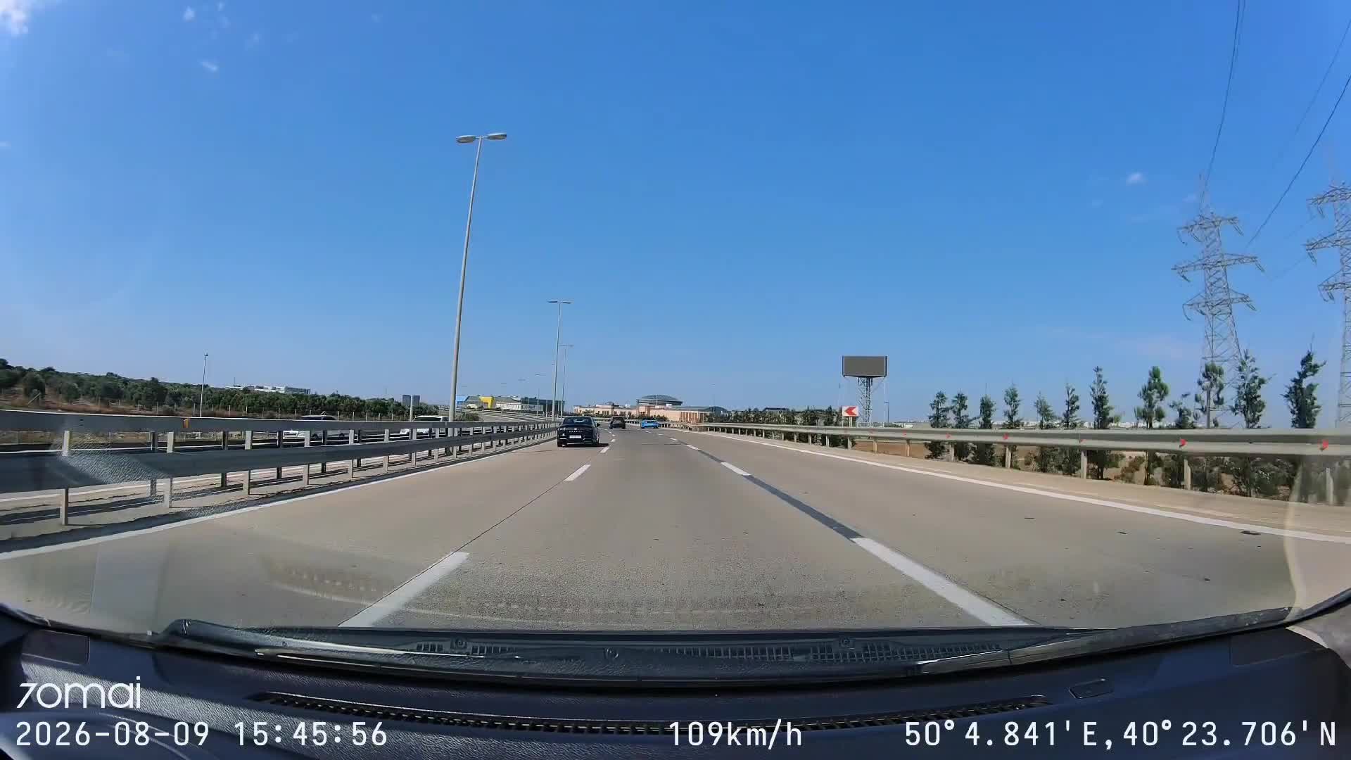 Xanım sürücü mahnı oxuyur, digər sürücü də tamaşa edir