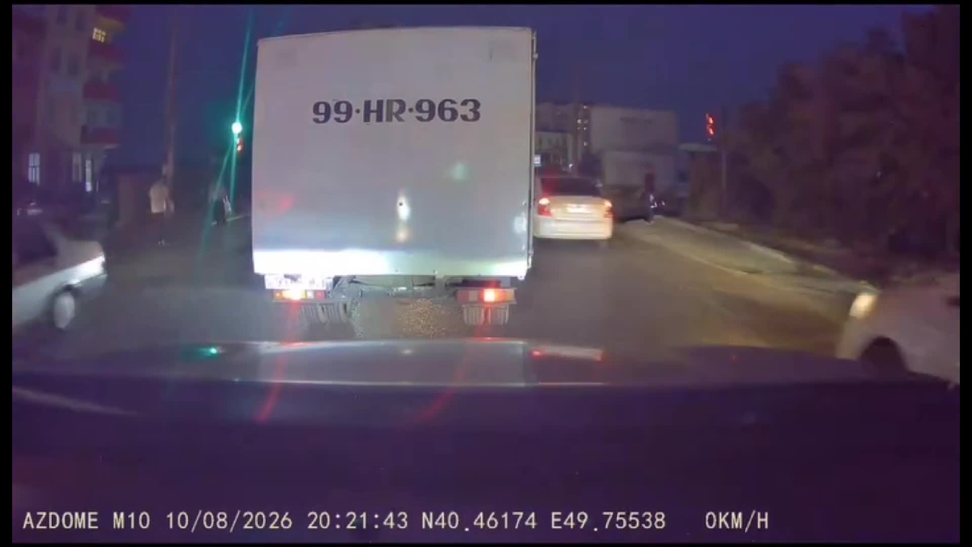Hamıdan qabağa keçmək istəyən xanım sürücü yolu kəsdi 
