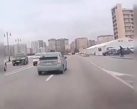 Piyada qəfil yola çıxarsa sürücü nə etməlidir?