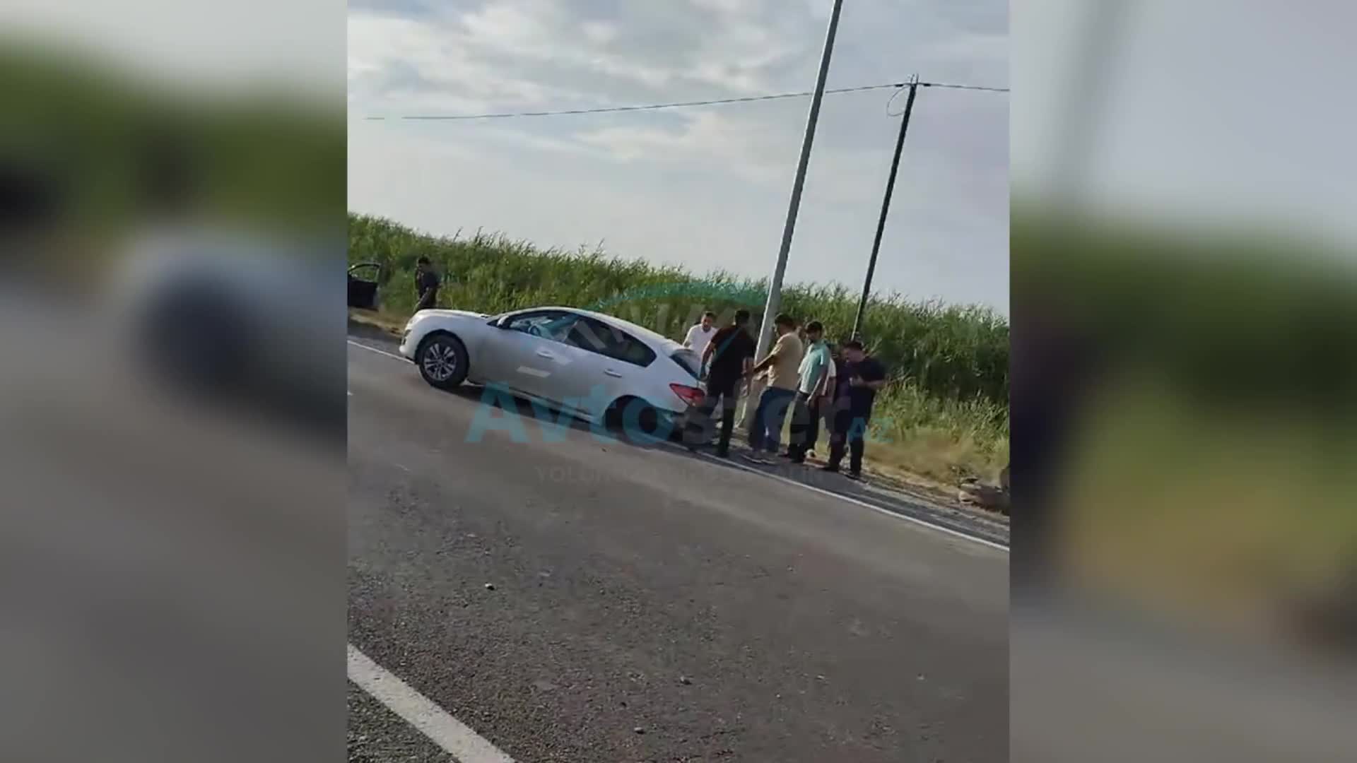 Arxa təkərləri qopan avtomobil dirəyə çırpıldı 