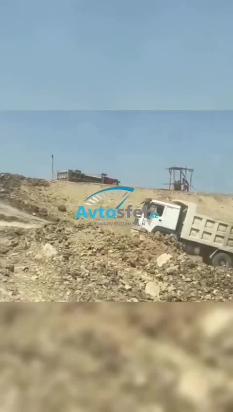 Düzgün yüklənməyən yük maşını dik yoxuşda aşdı