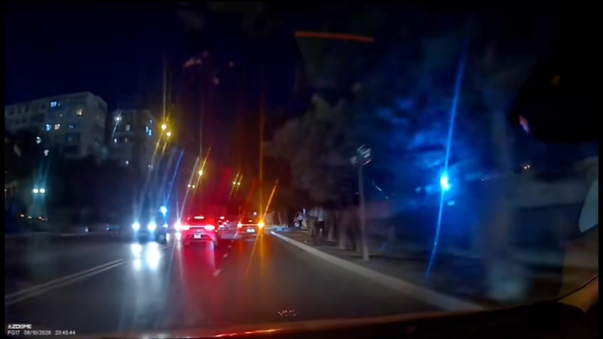 İki maşının arasından ruh kimi keçən sürücü 