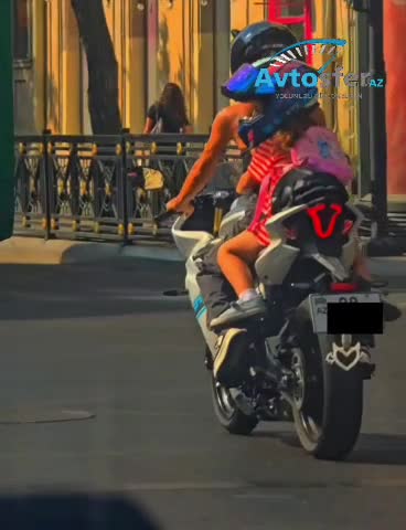 Bakıda qadın azyaşlı uşağı motosikletdə belə apardı