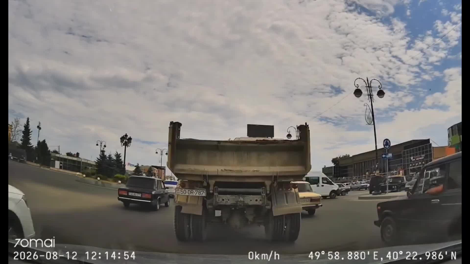 Dairədə düzgün hərəkət etməyən sürücü qəza törətdi