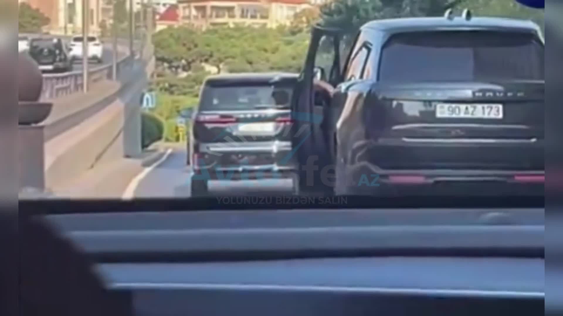 “Range Rover” sürücüsündən təhlükəli hərəkət