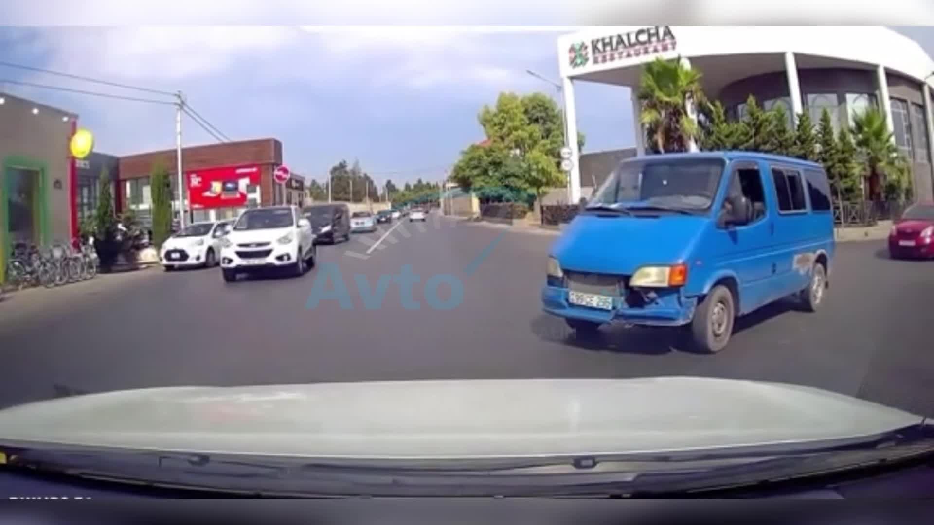 Yolayrıcına necə gəldi girən sürücü qəza şəraiti yaratdı