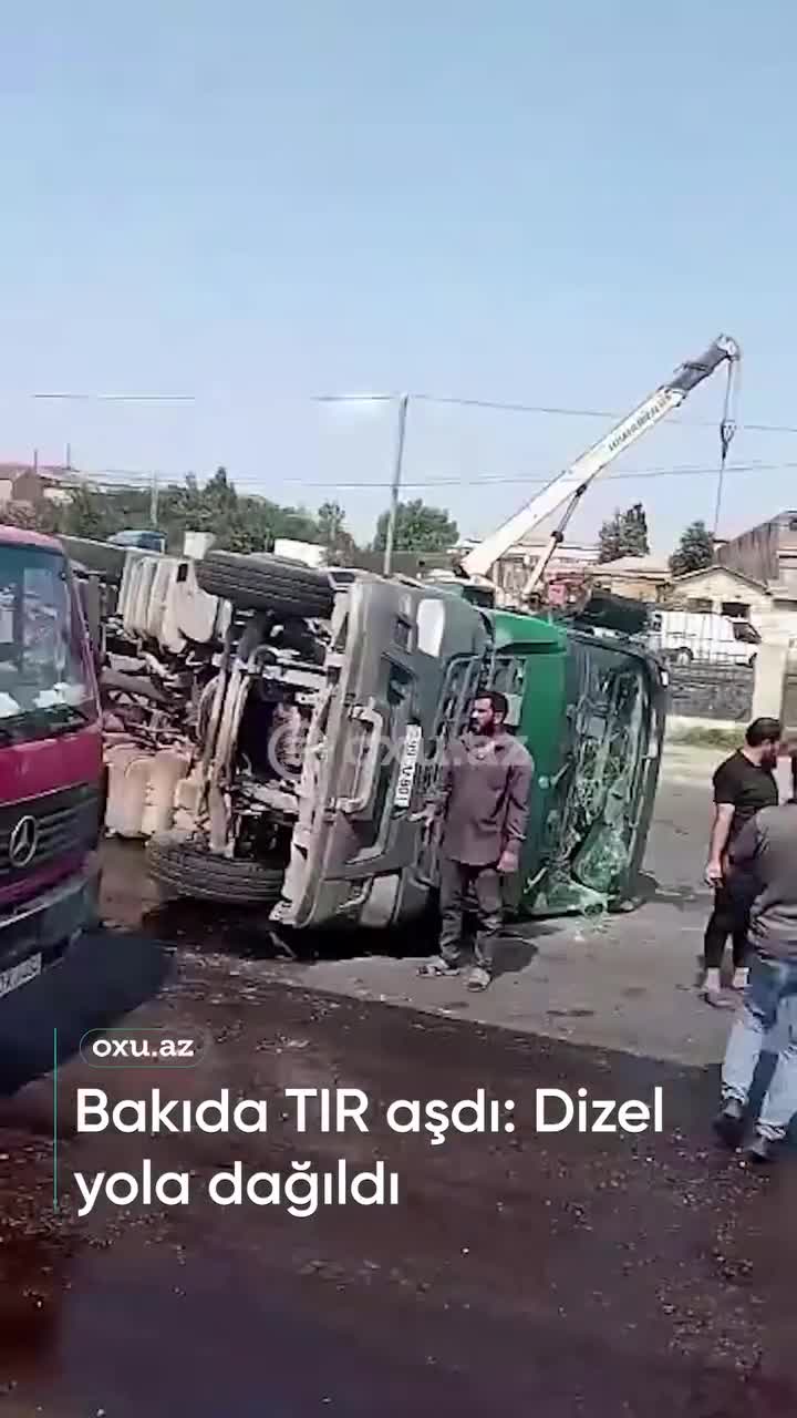 Bakıda TIR aşdı: Dizel yola dağıldı 