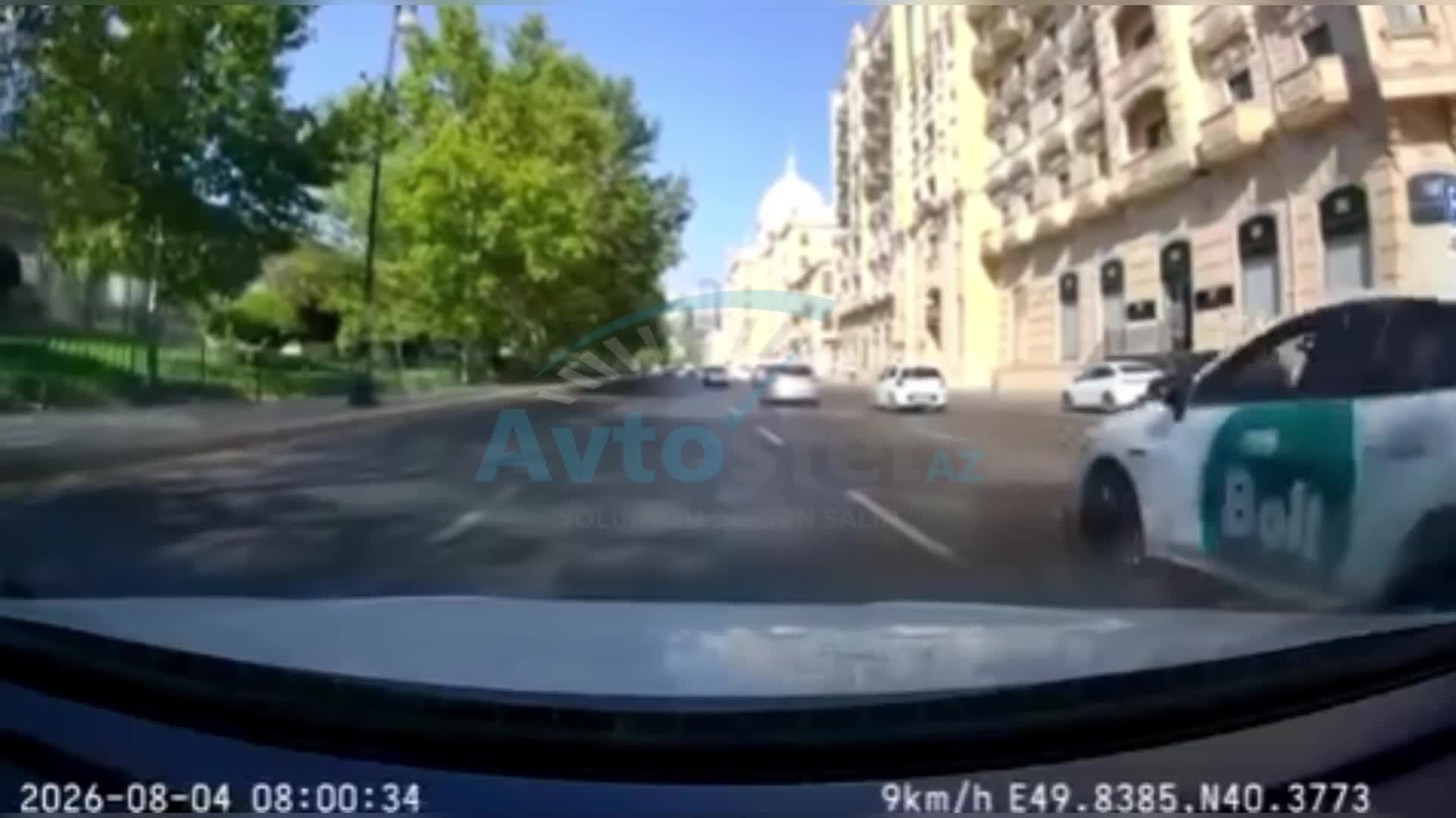 Bakıda sürücü yol verməyən maşına qəza şəraiti yaratdı