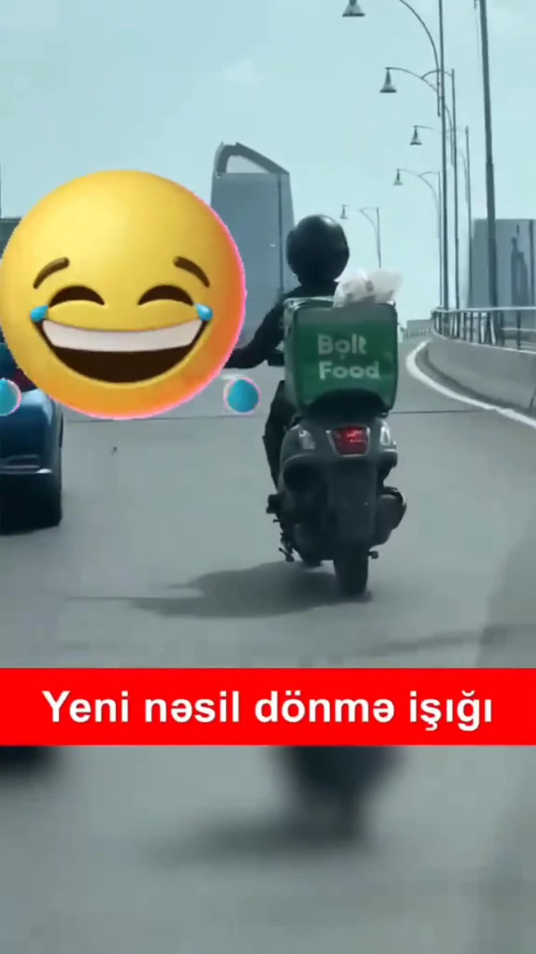 Moto kuryerin nümunəvi hərəkətini alqışlamaq əvəzinə...