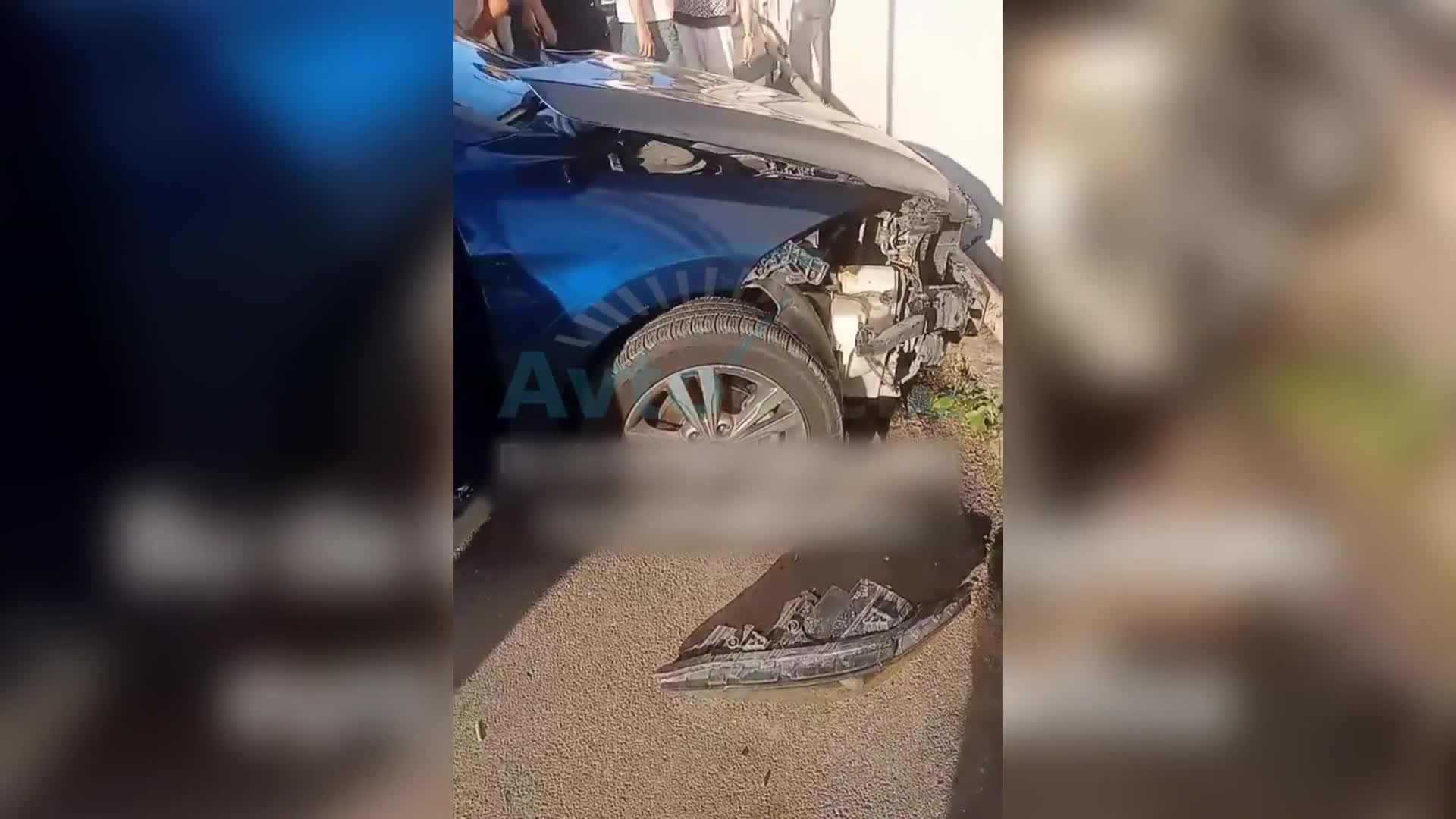 Üç maşın toqquşdu: “Hyundai” səkiyə çıxıb divara çırpıldı