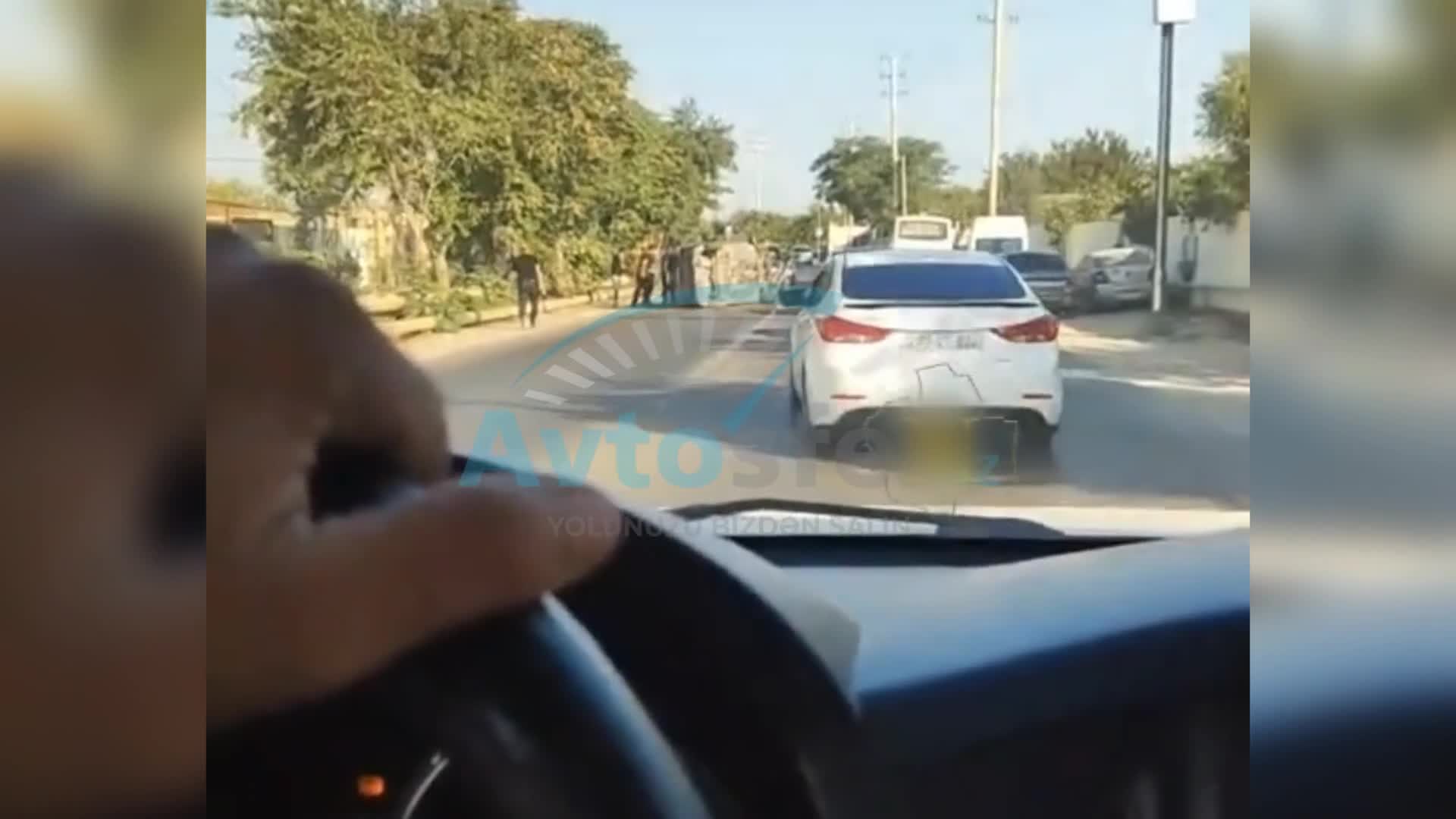 Hövsanda qəza: “Prius” aşıb yolu bağladı