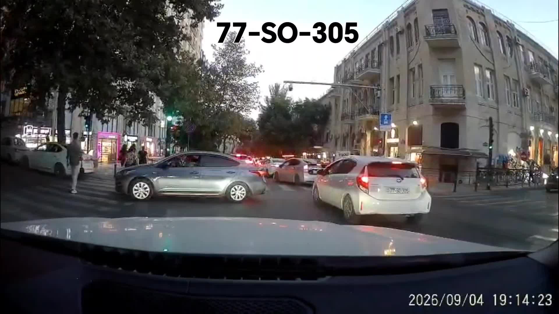 Özünü ağıllı sayan sürücü digər maşını qırmızı işığa saldı