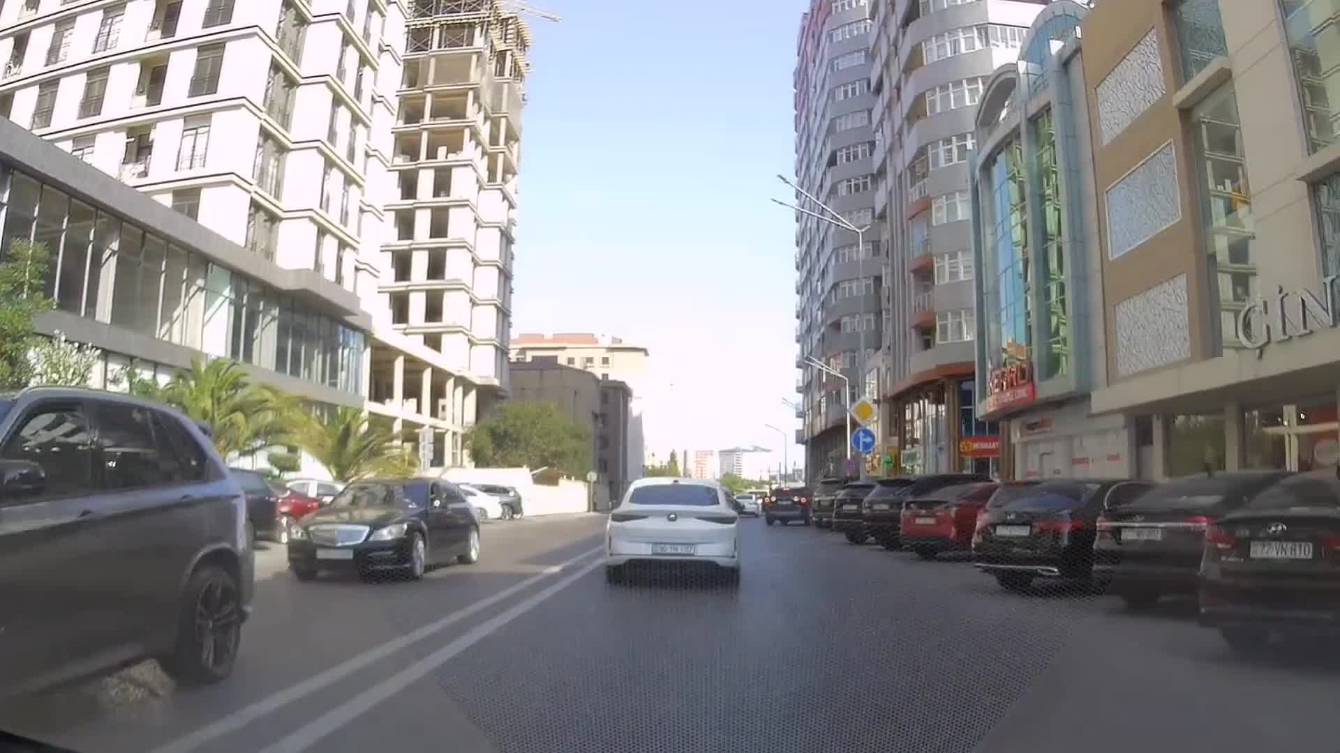 Özünü əziyyətə salmayan sürücü 100 manatlıq qayda pozdu