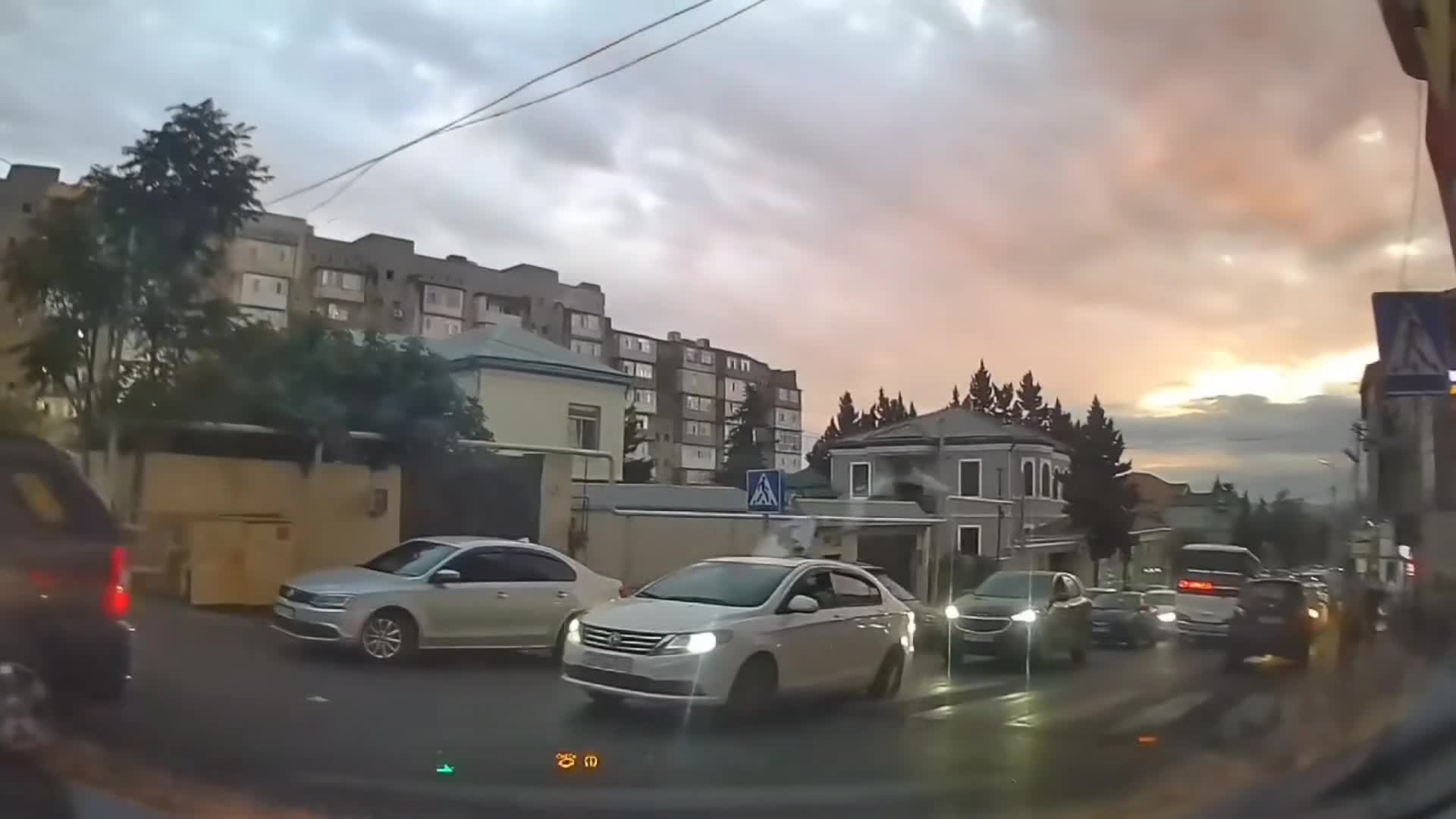 Avtobus sürücüsü digər maşınlara qoşulub əks yola çıxdı