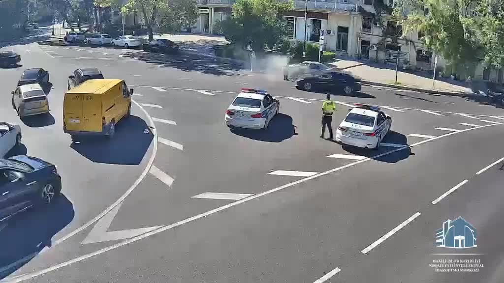Yasamalda maşın yandı; polislər söndürdü