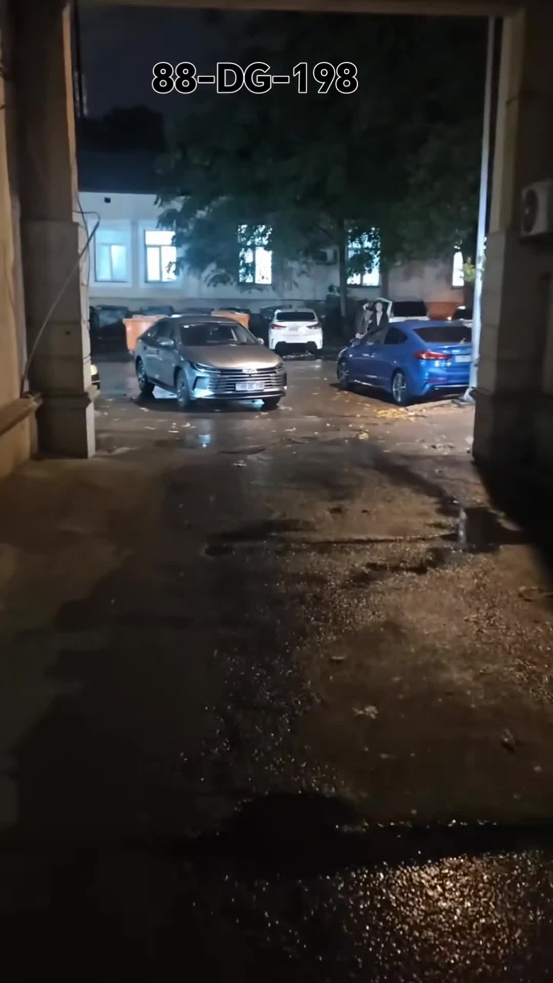 Sürücü binanın girişində park edib sakinlərin yolunu kəsdi